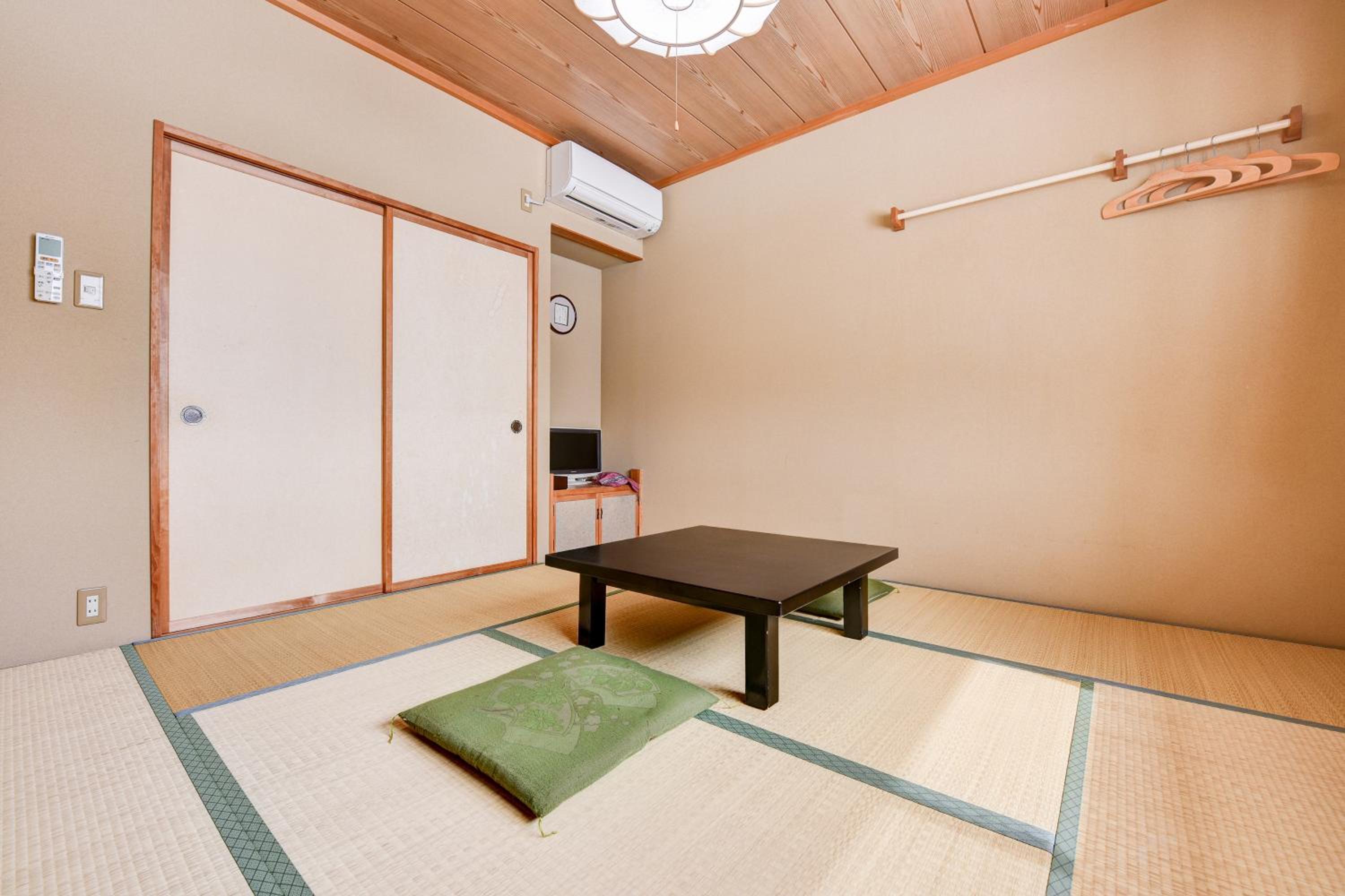 Japanese-Style Quadruple Room with Shared Bathroom photo 2