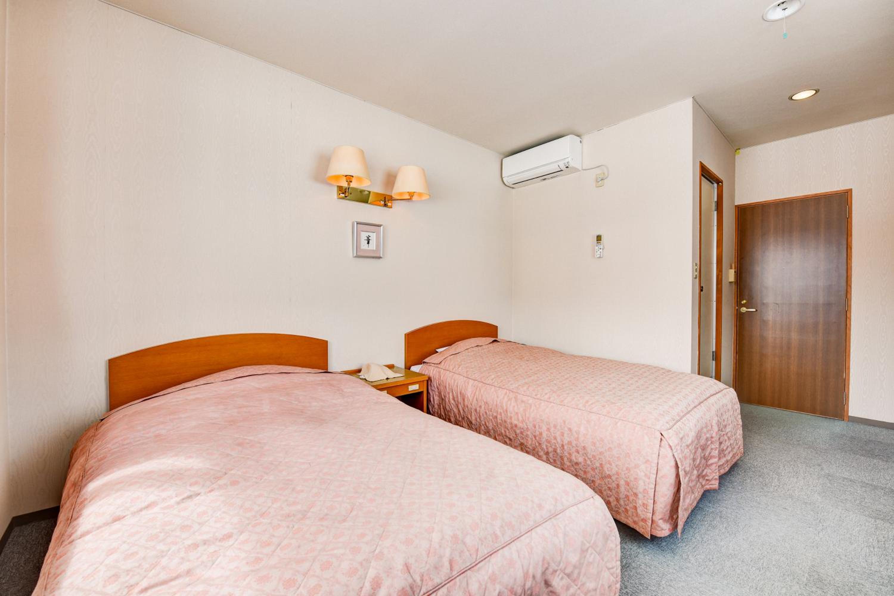 Twin Room with Private Bathroom photo 1