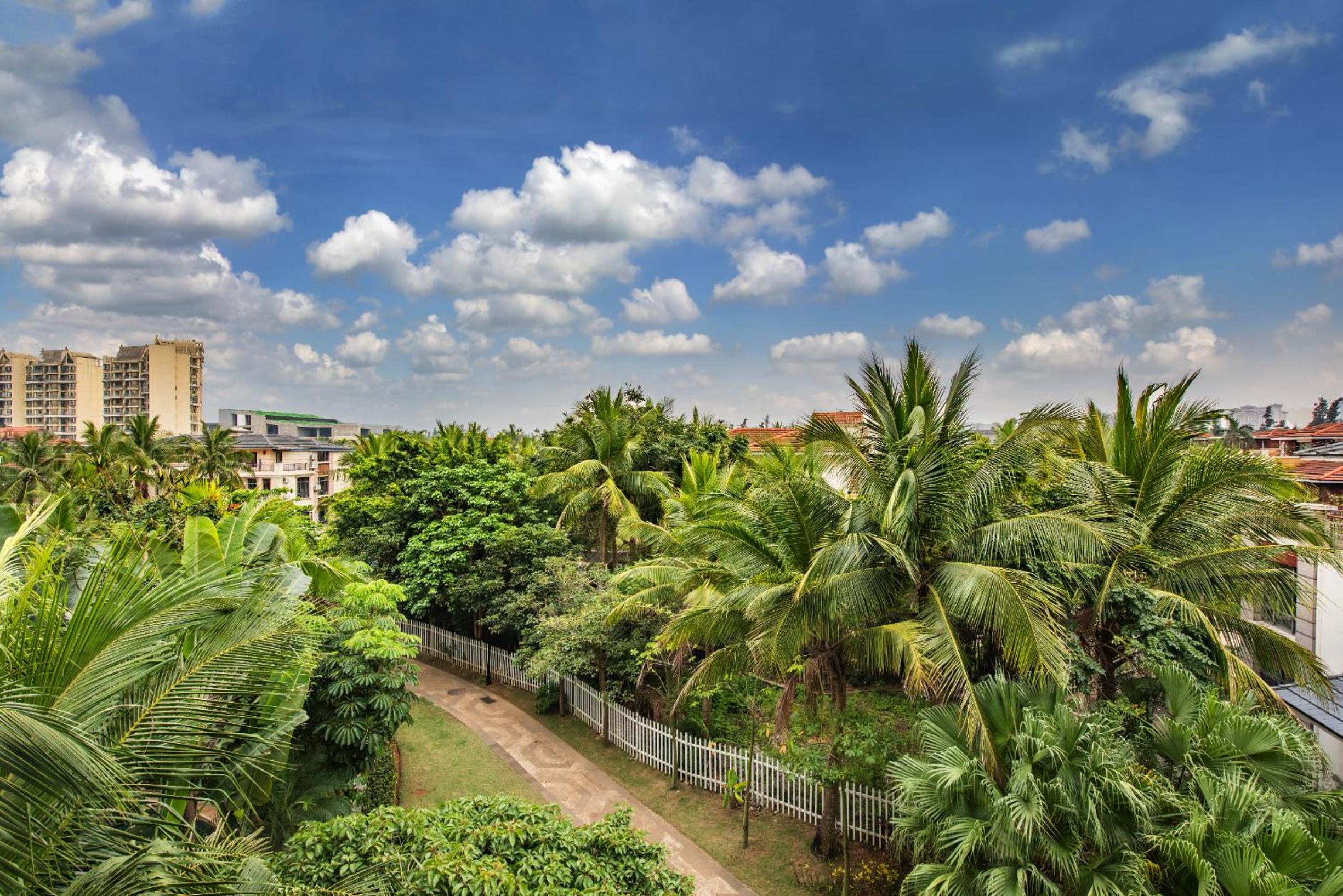 Hollywood Standard Twin Room with Garden View and Balcony