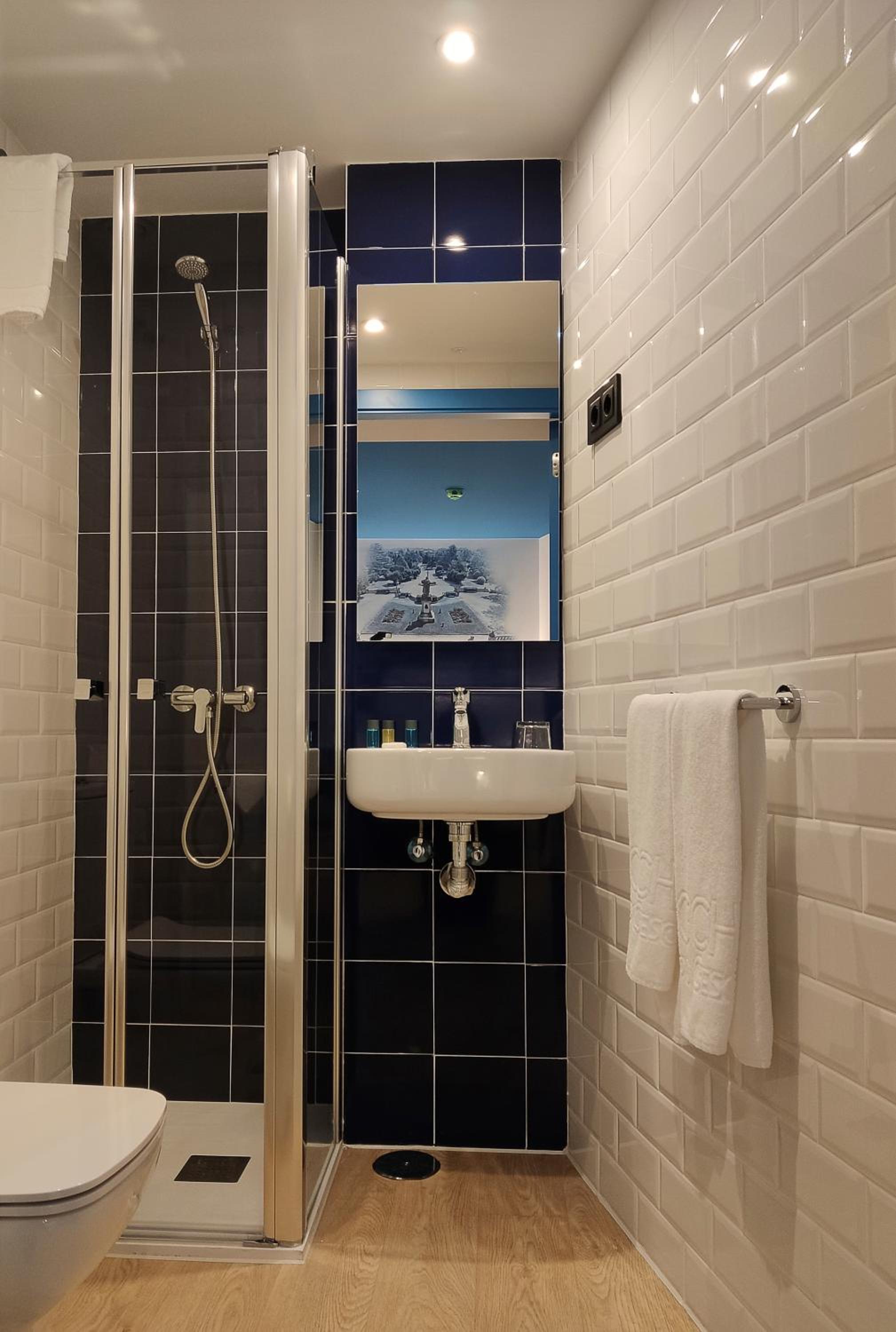 Standard Double or Twin Room - Photo 11