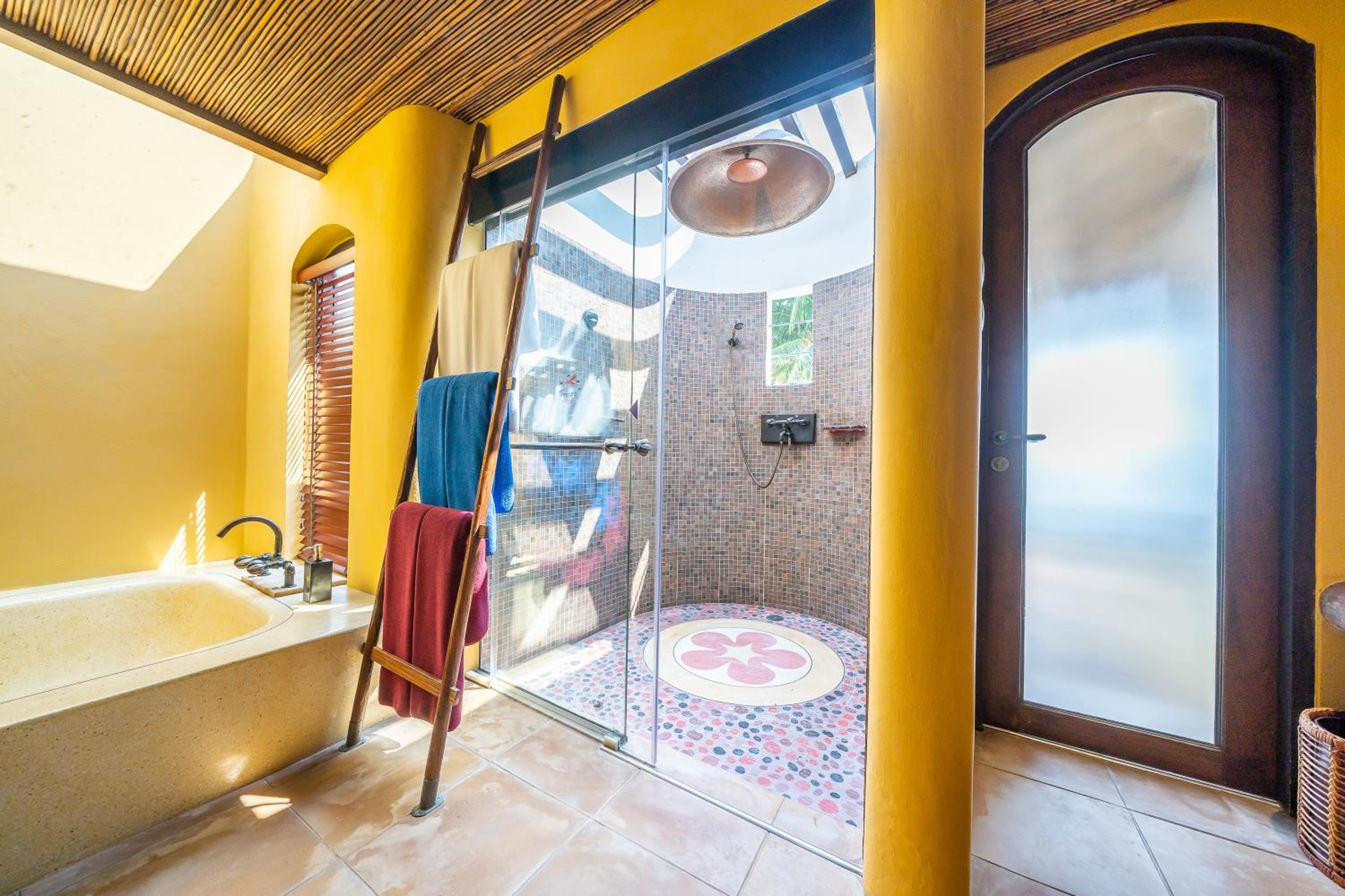 Beach Front Villa with Private Pool - Photo 9