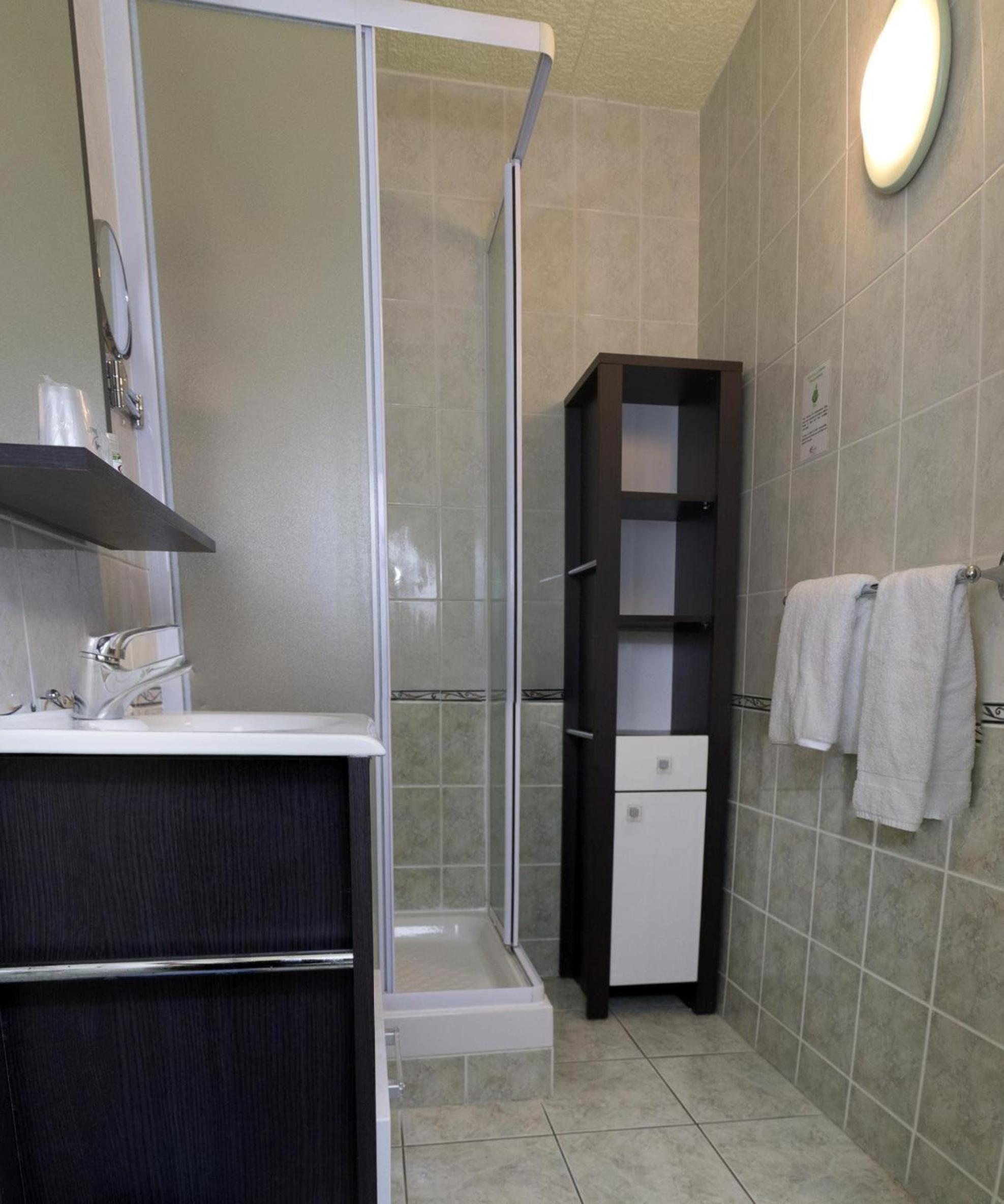 Quadruple Room with Private Bathroom - Photo 3