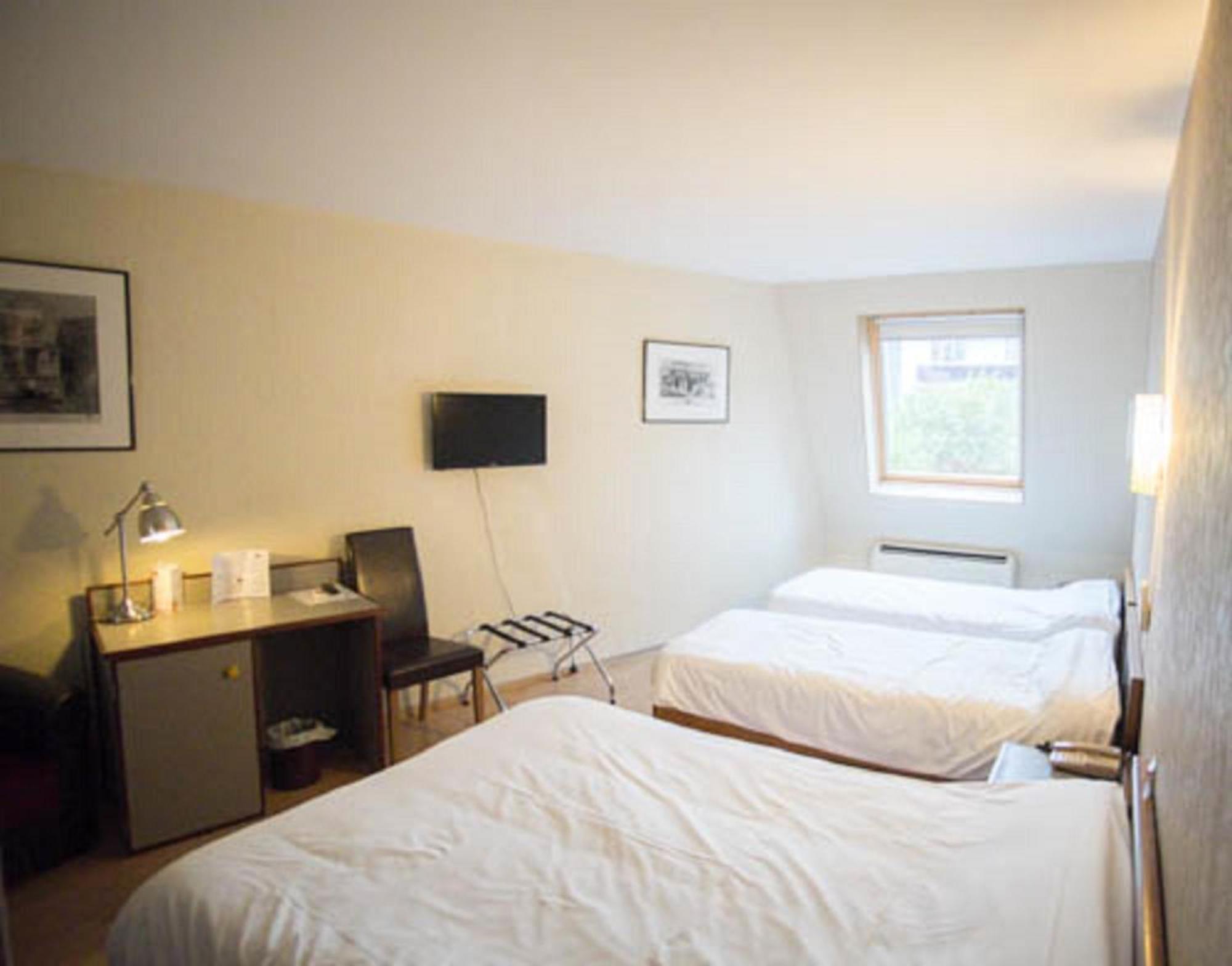 Quadruple Room with Private Bathroom - Photo 2