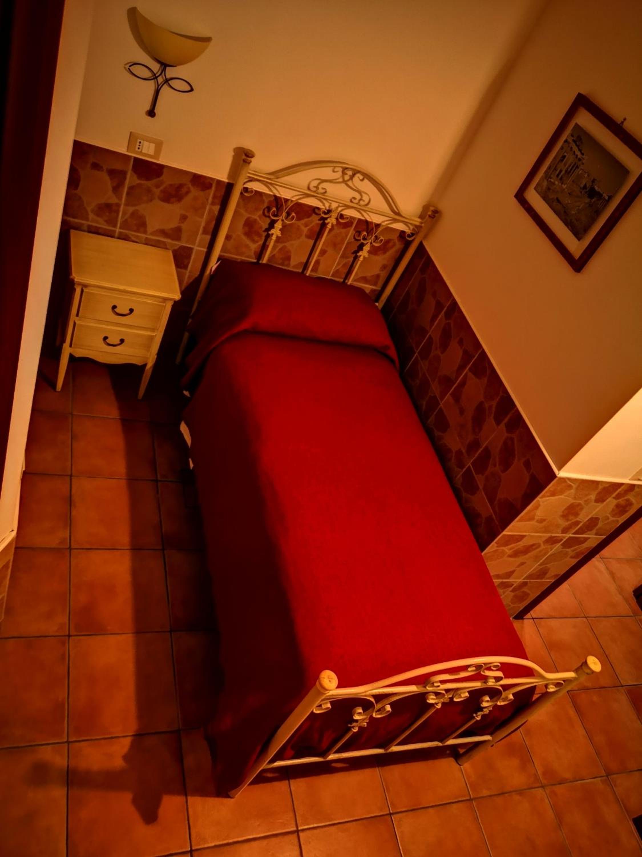 Single Room with Bathroom photo 1