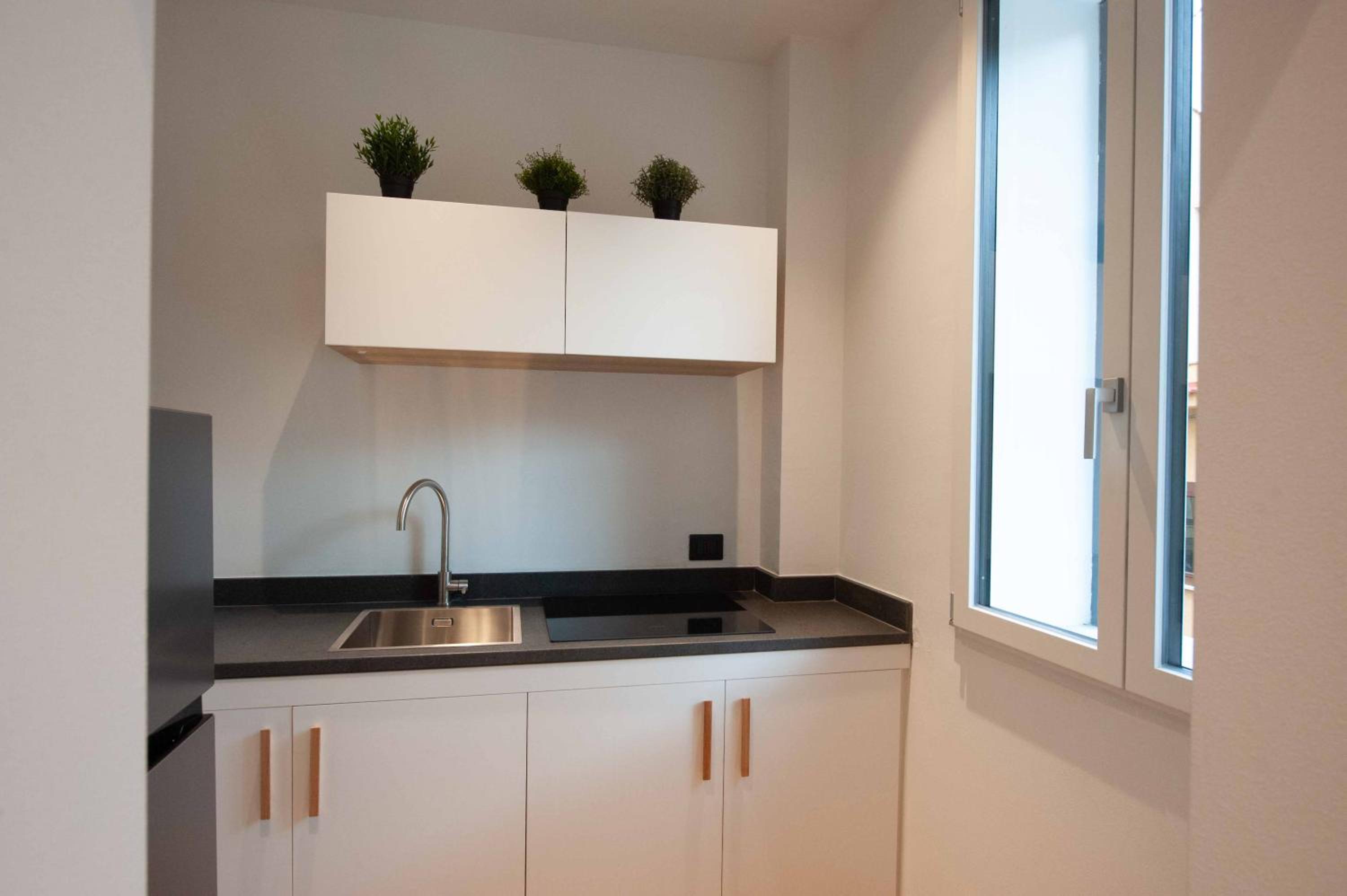 Deluxe Double Room with Balcony - Photo 6