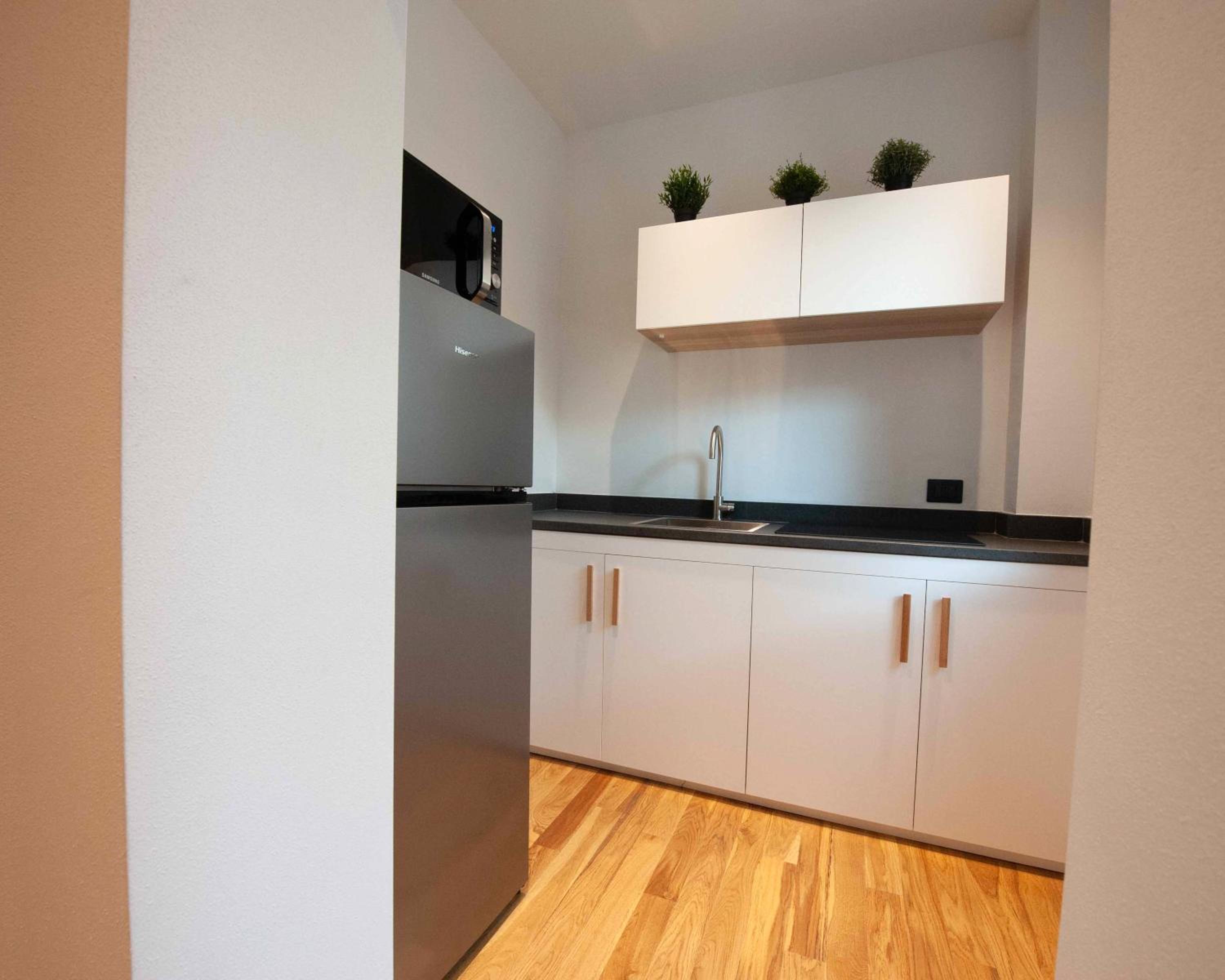 Deluxe Double Room with Balcony - Photo 7