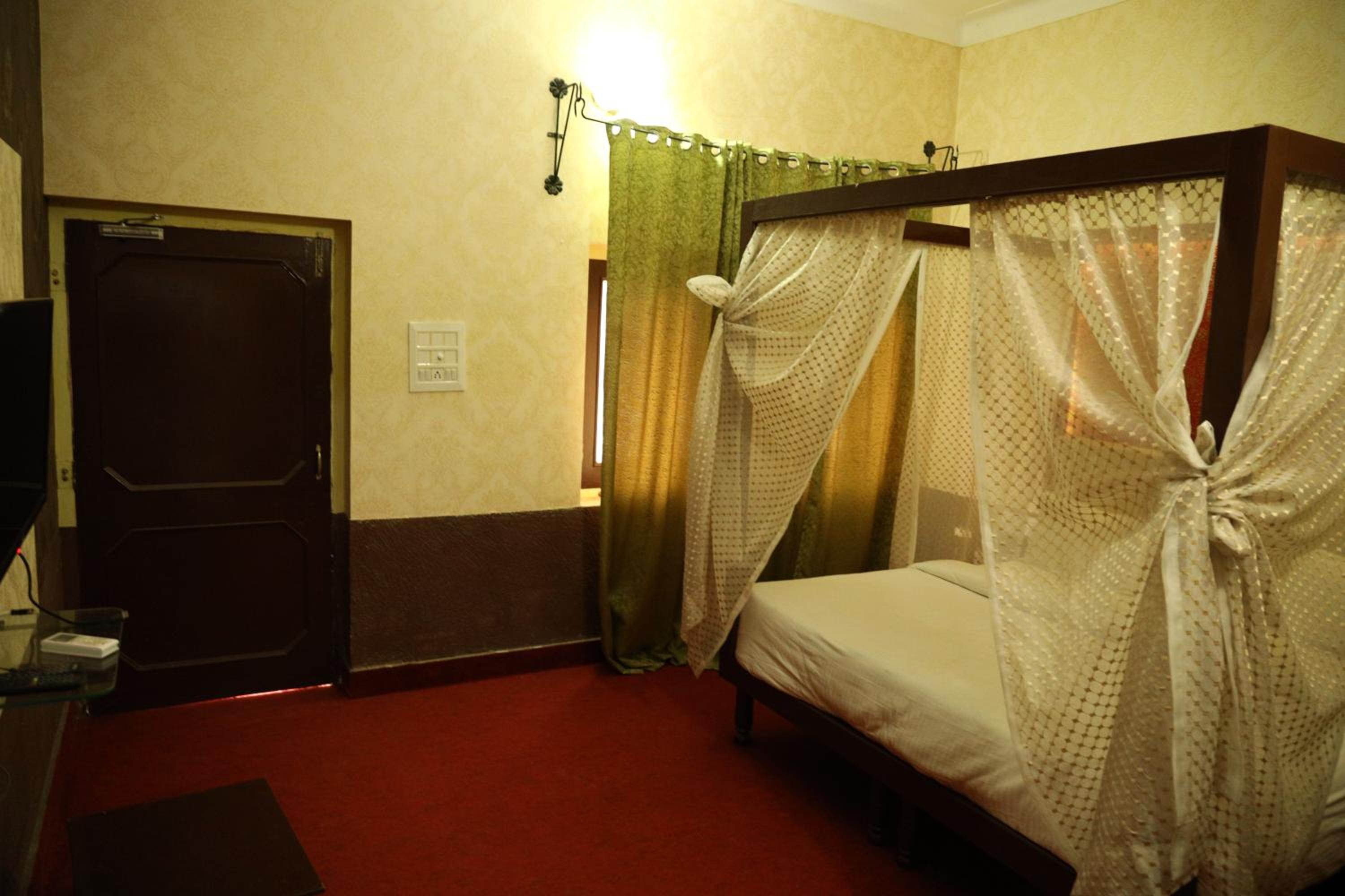 Double Room with Pool View - Photo 2