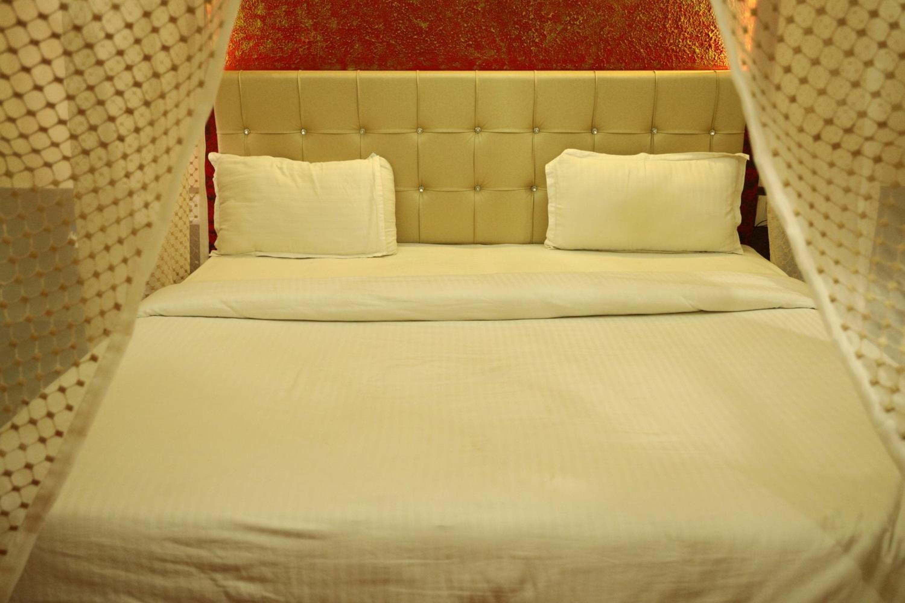 Double Room with Pool View - Photo 3