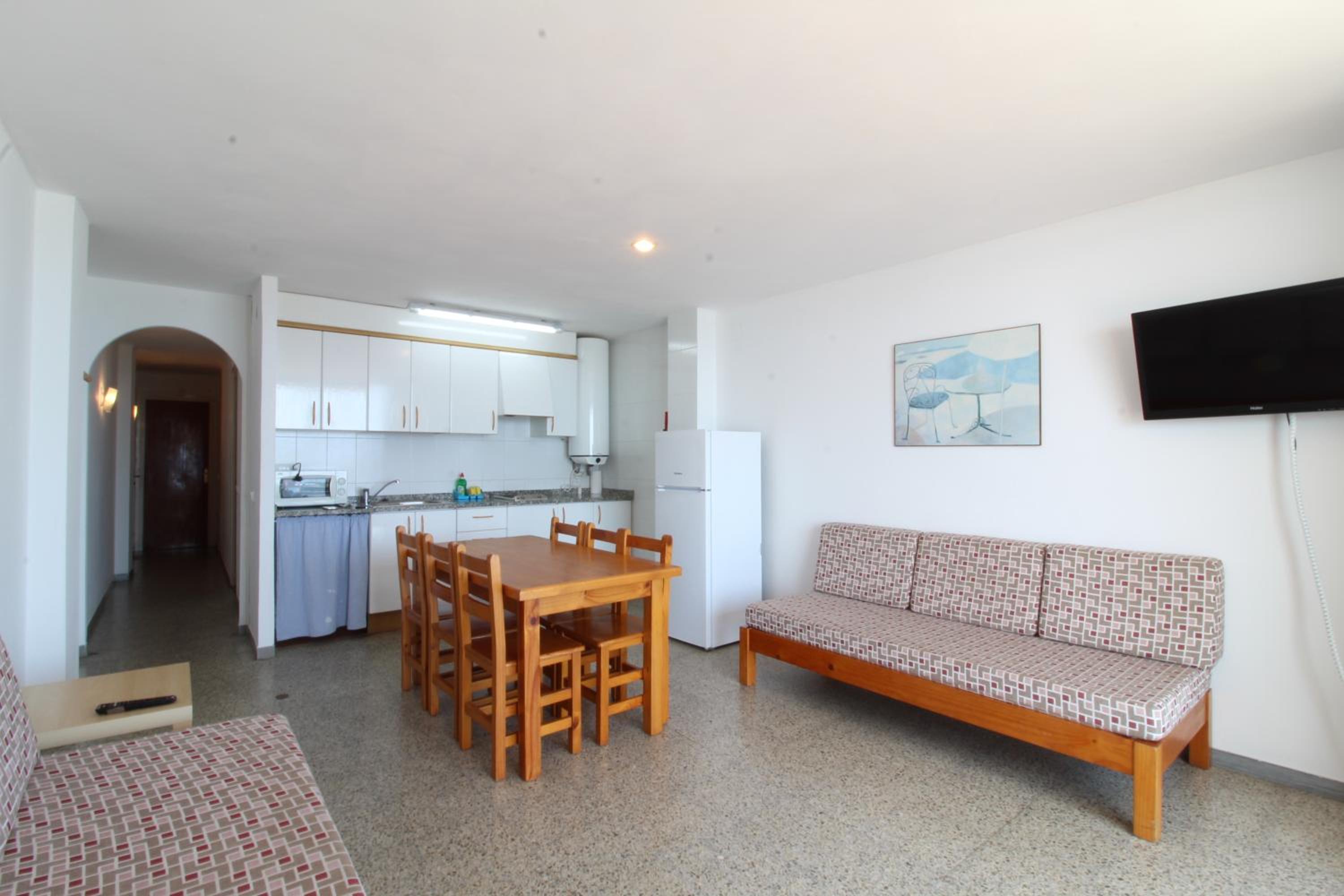 Apartamento Familiar con Vista al Mar y Balcón (2 Adultos + 2 Niños)