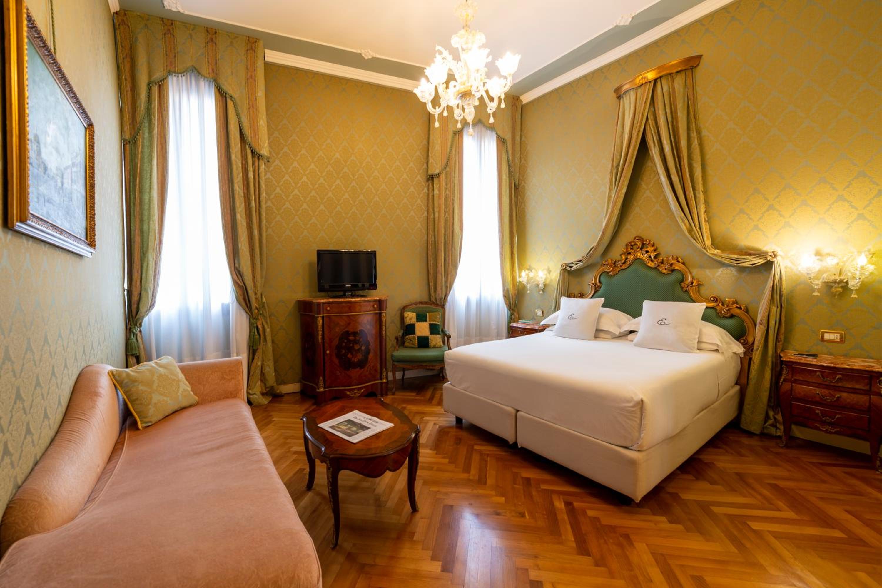 Deluxe Double or Twin Room with Canal View thumbnail 6