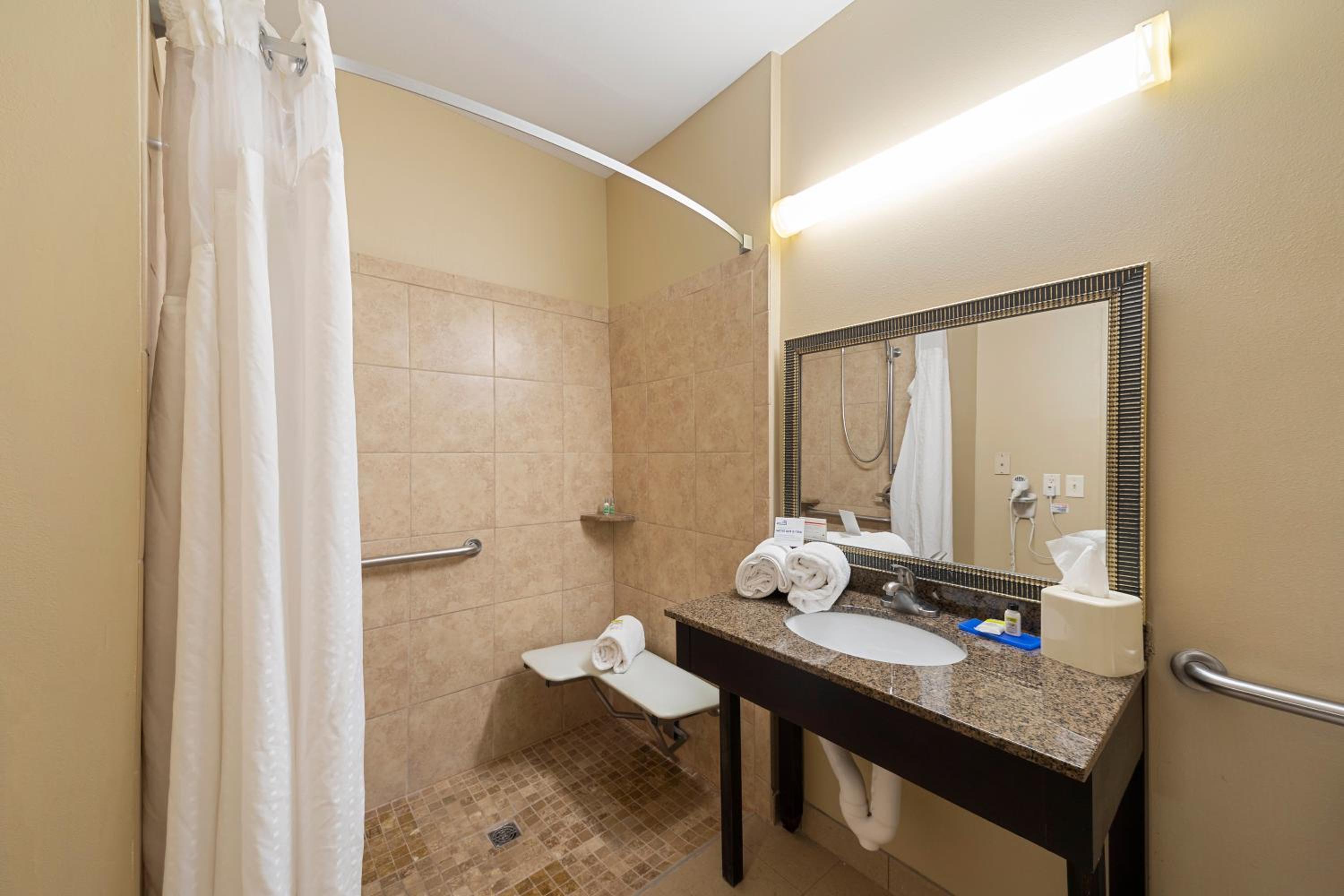 King Room - Mobility Access/Roll in Shower - Non-Smoking - Photo 2