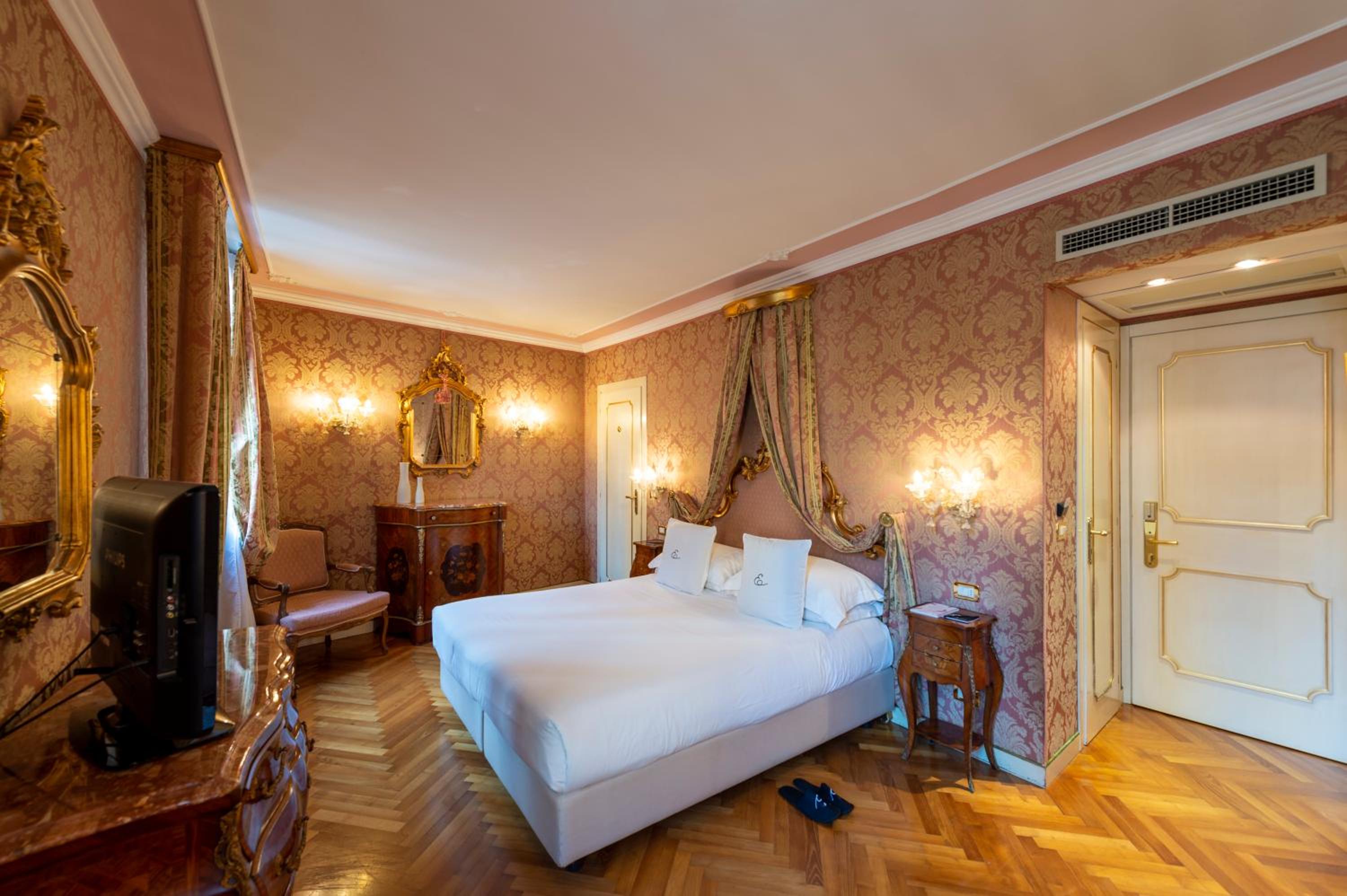 Deluxe Double or Twin Room with Canal View