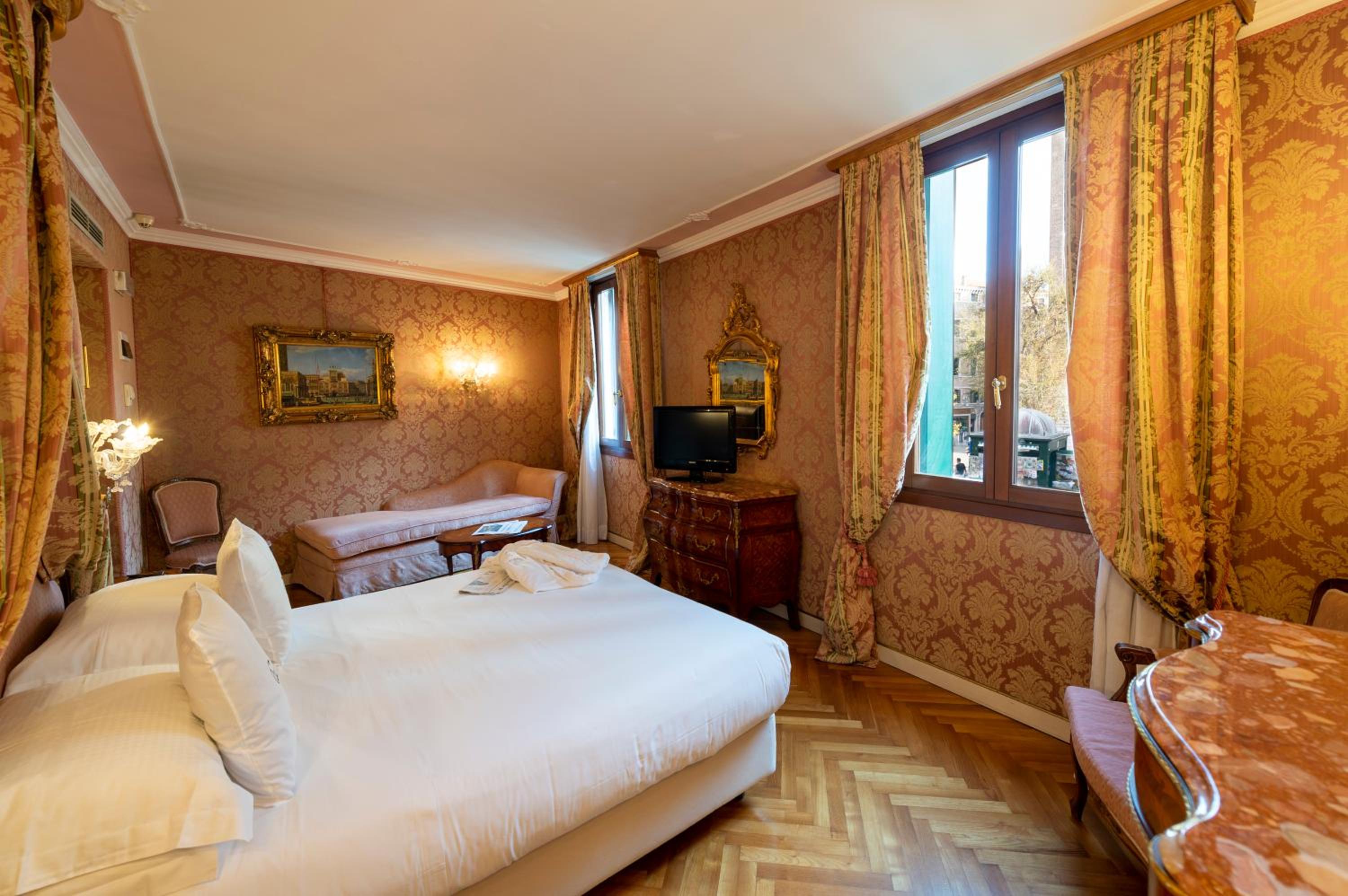 Deluxe Double or Twin Room with Canal View
