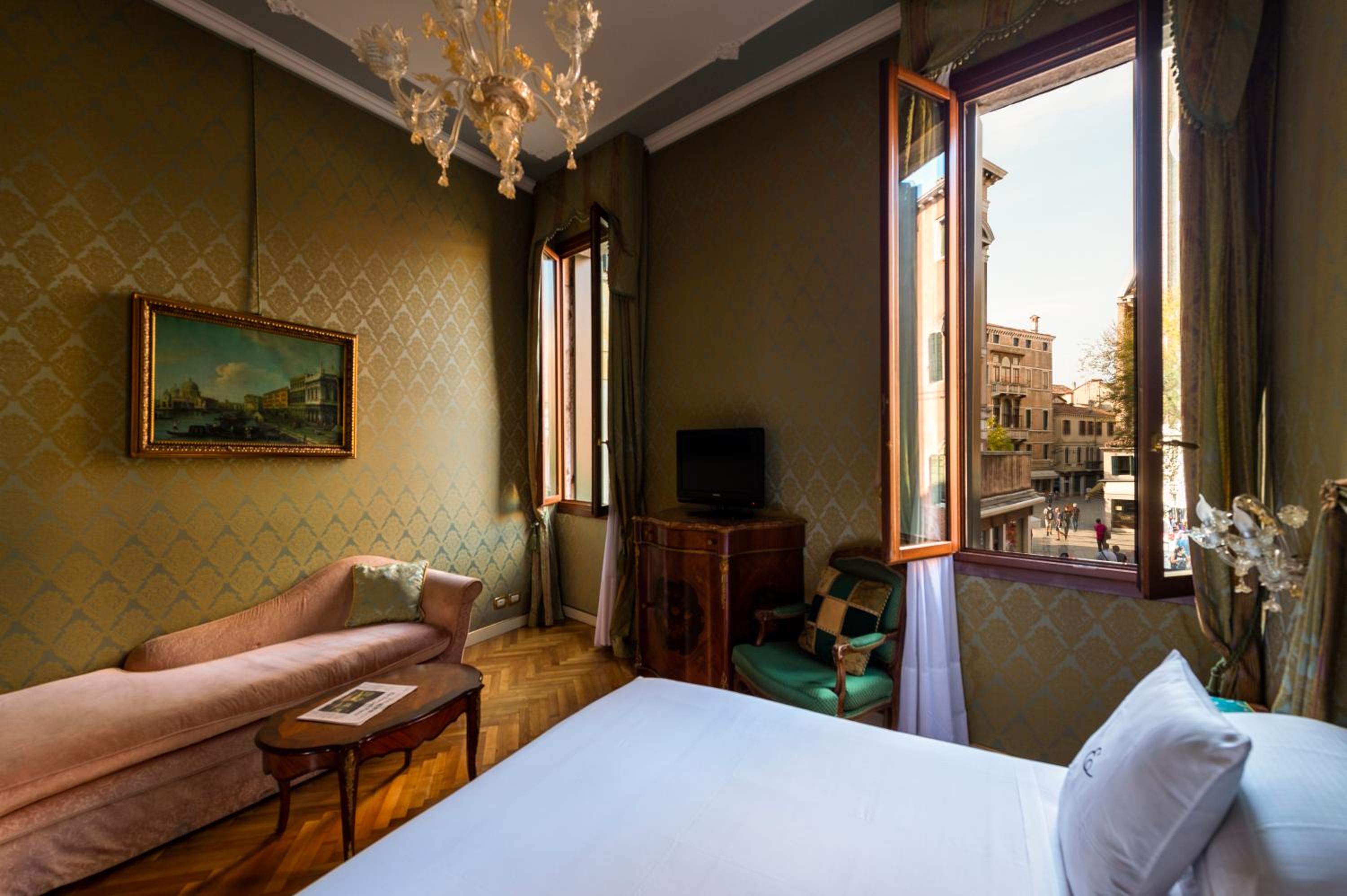 Deluxe Double or Twin Room with Canal View thumbnail 5