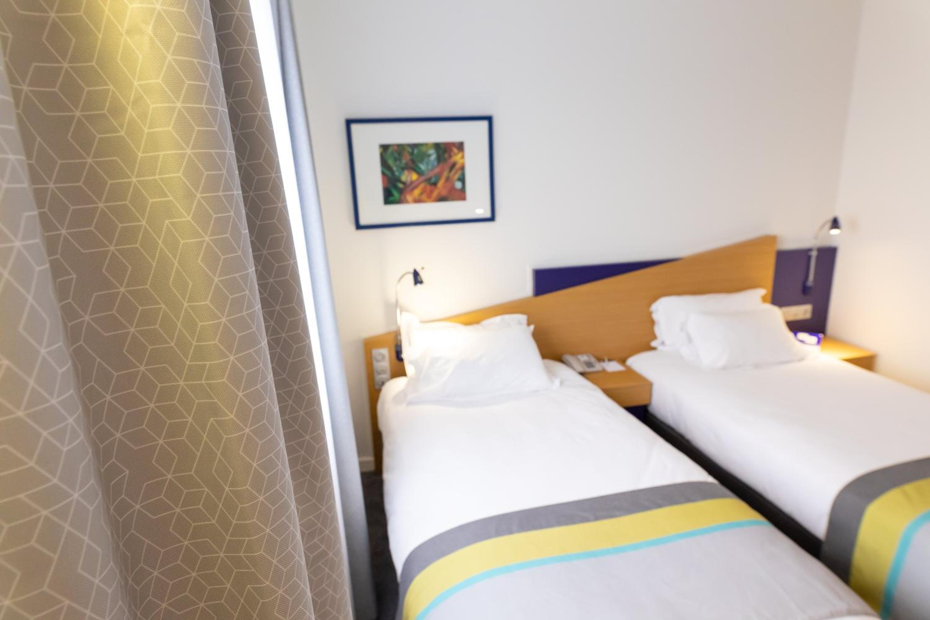 Standard Twin Room with Two Single Beds - Mid Floor - Photo 5