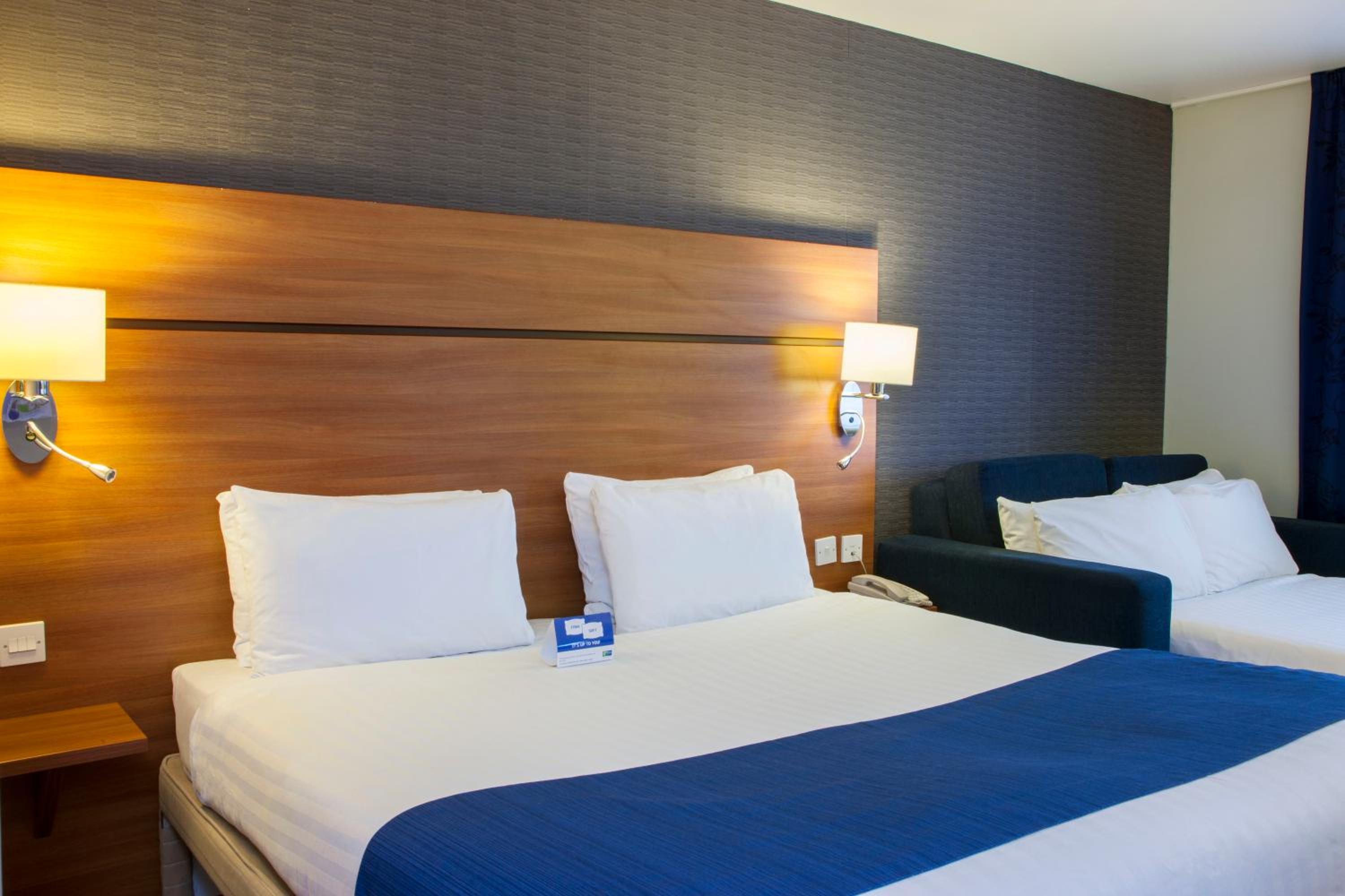 Standard Room with Free Hot Breakfast - Photo 1