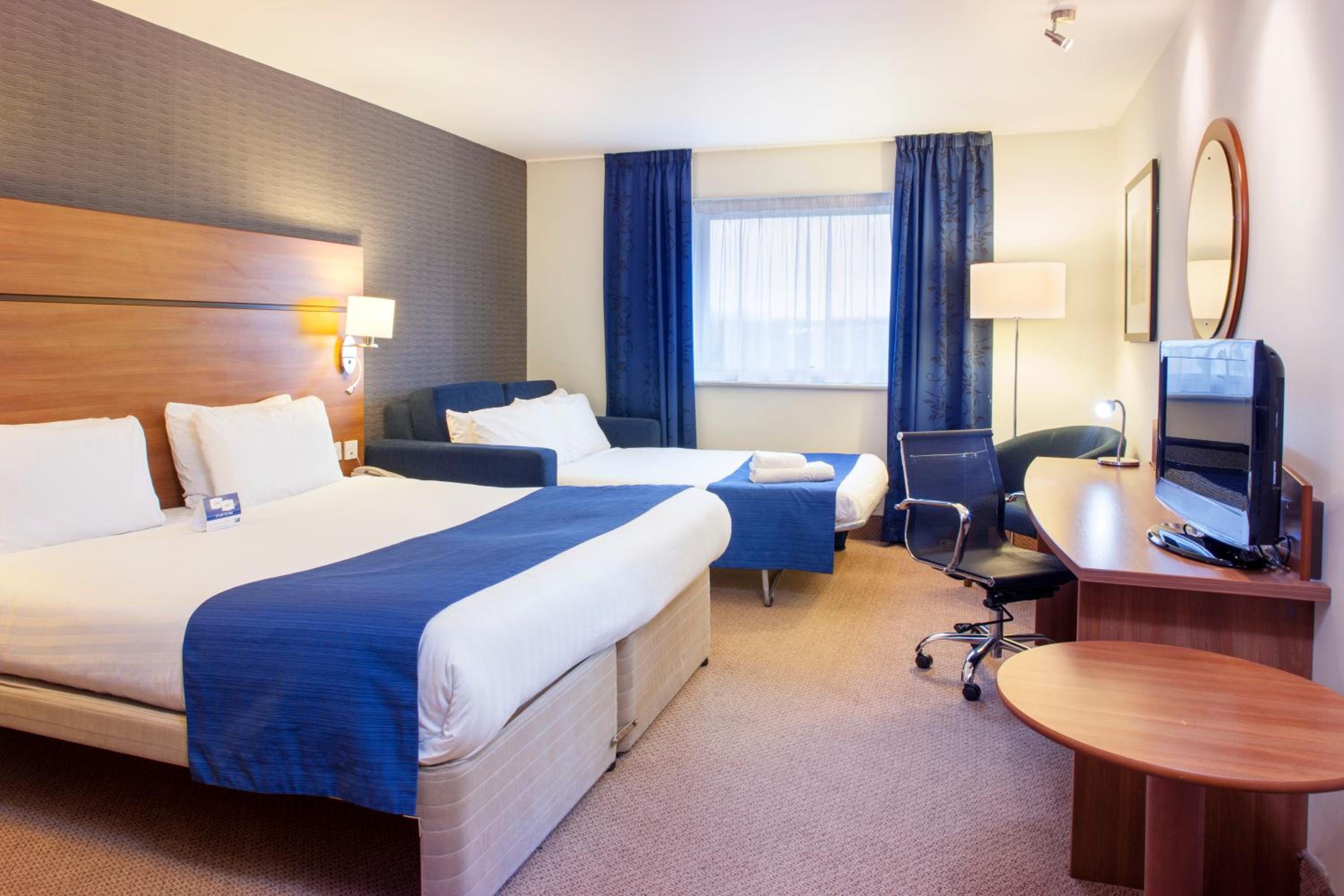 Standard Double Room with Sofa Bed and Free Hot Breakfast - Photo 8