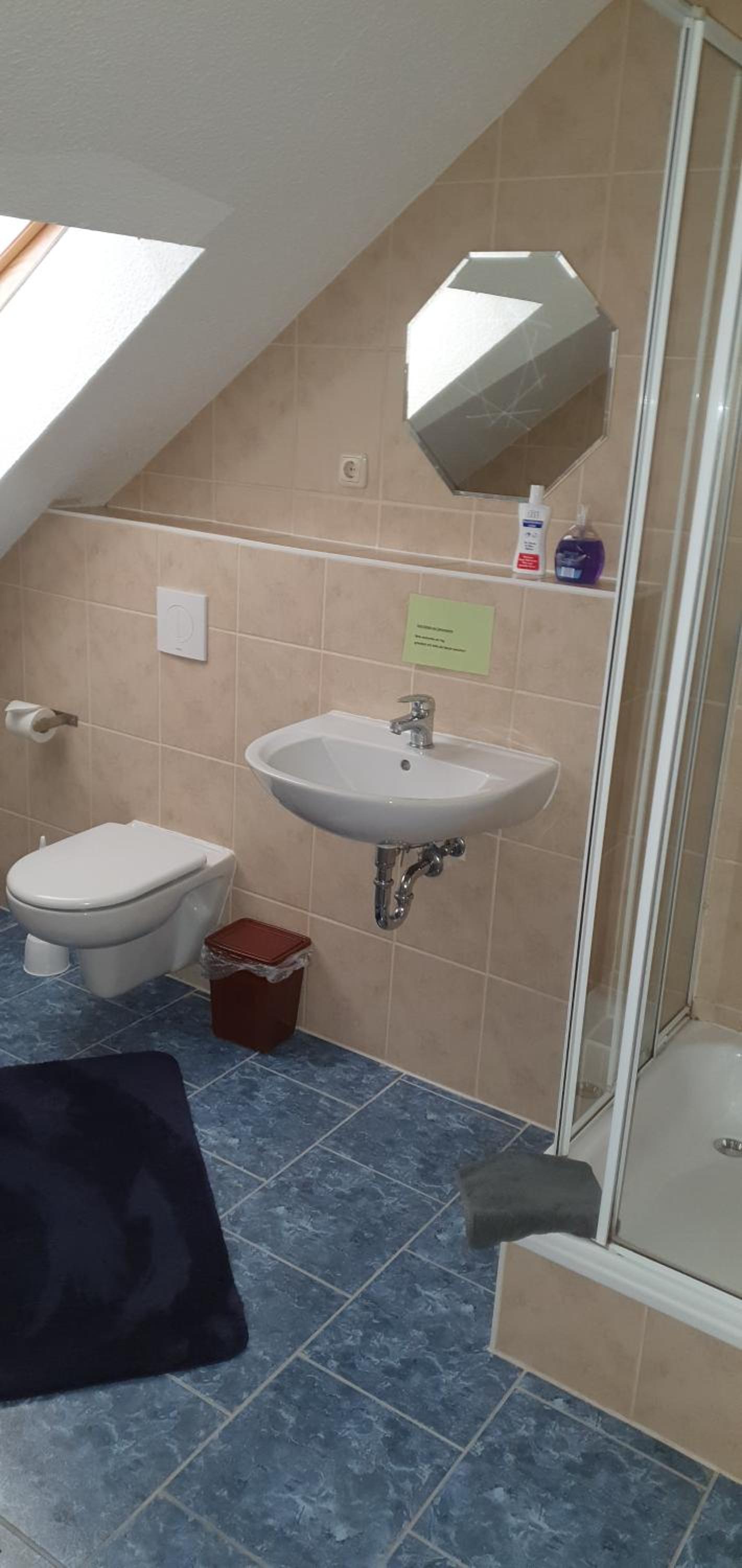 Single Room with Shared Shower and Toilet photo 2