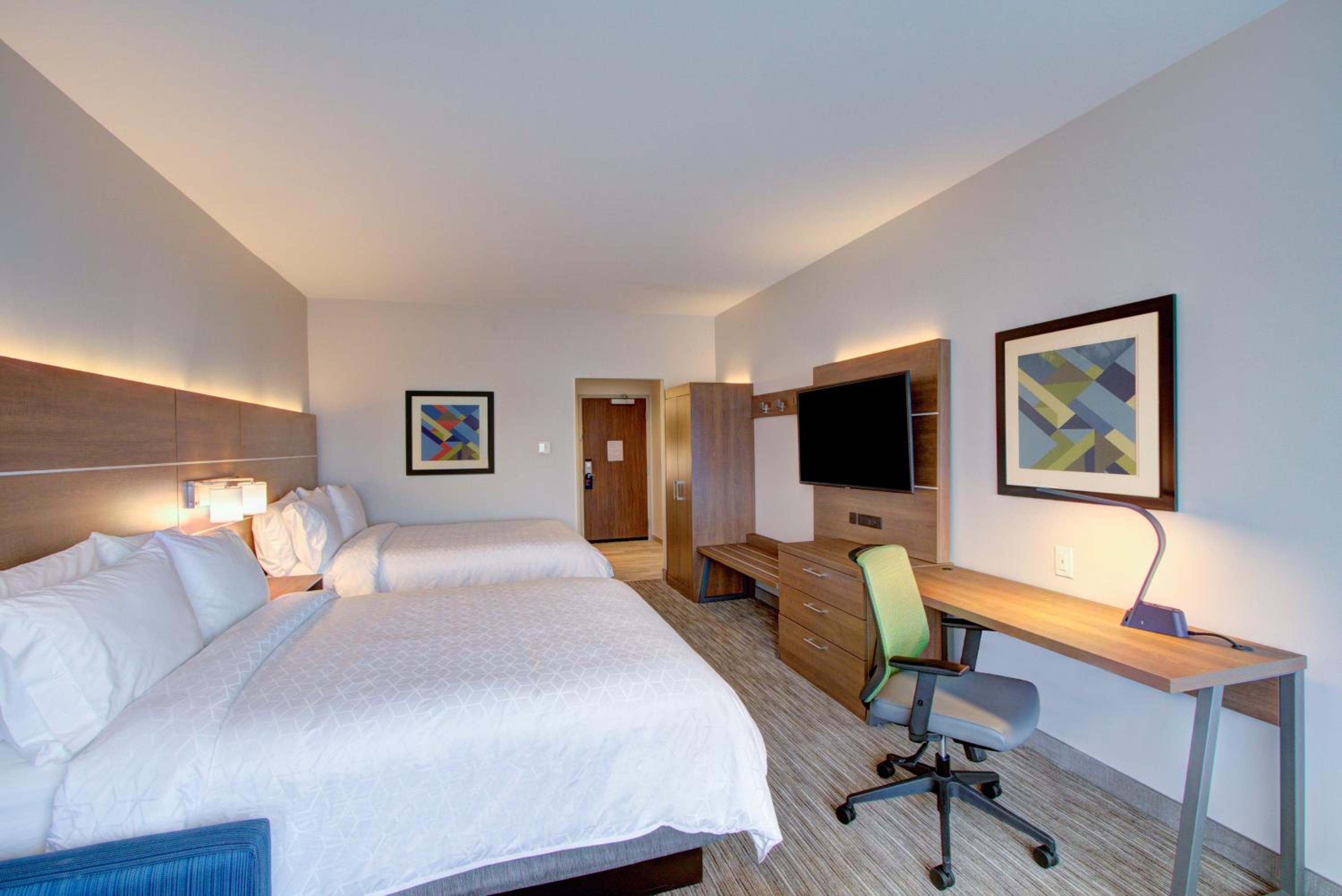 Queen Suite with Two Queen Beds - Photo 2