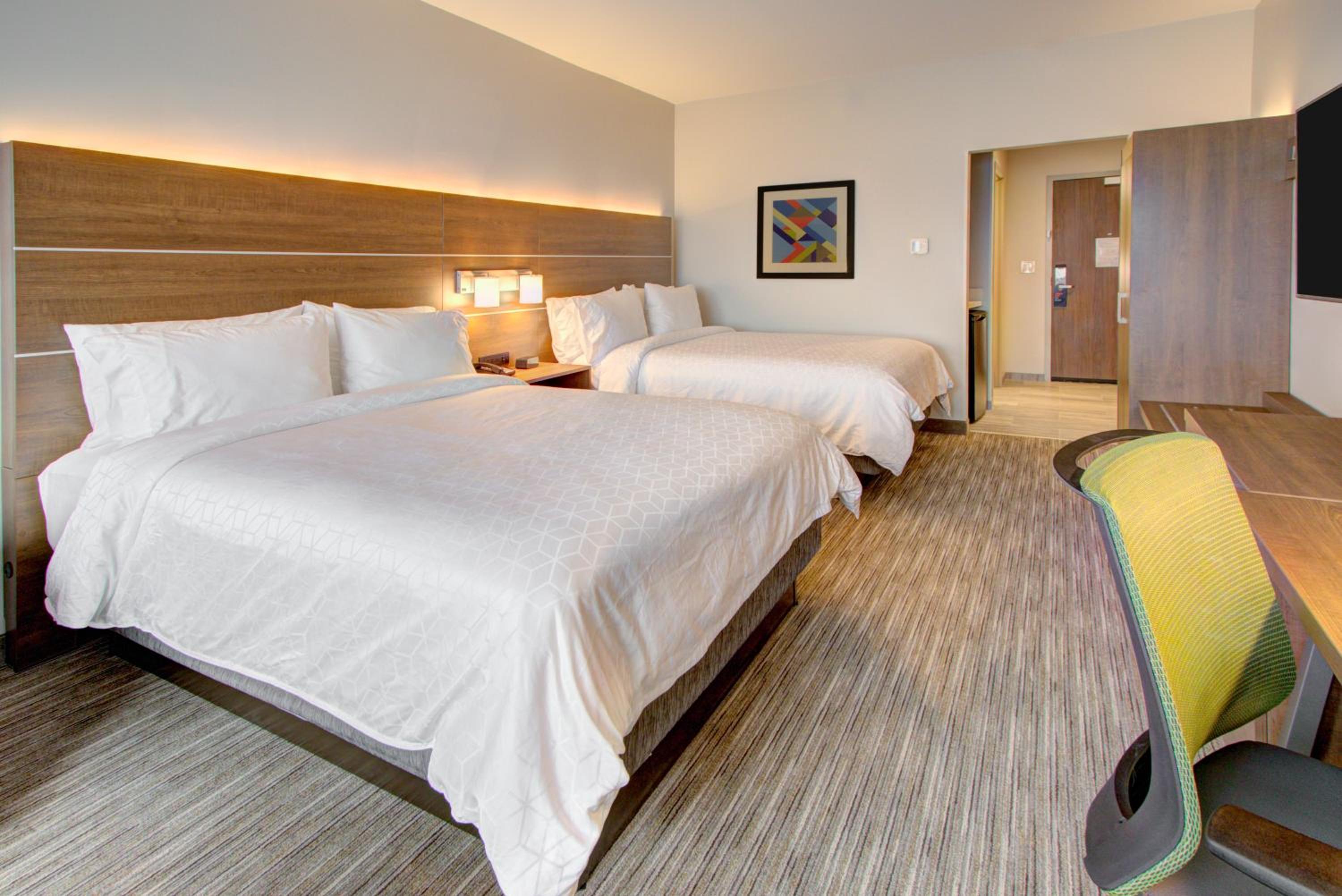 Queen Room with Two Queen Beds with Lakeview - Photo 2