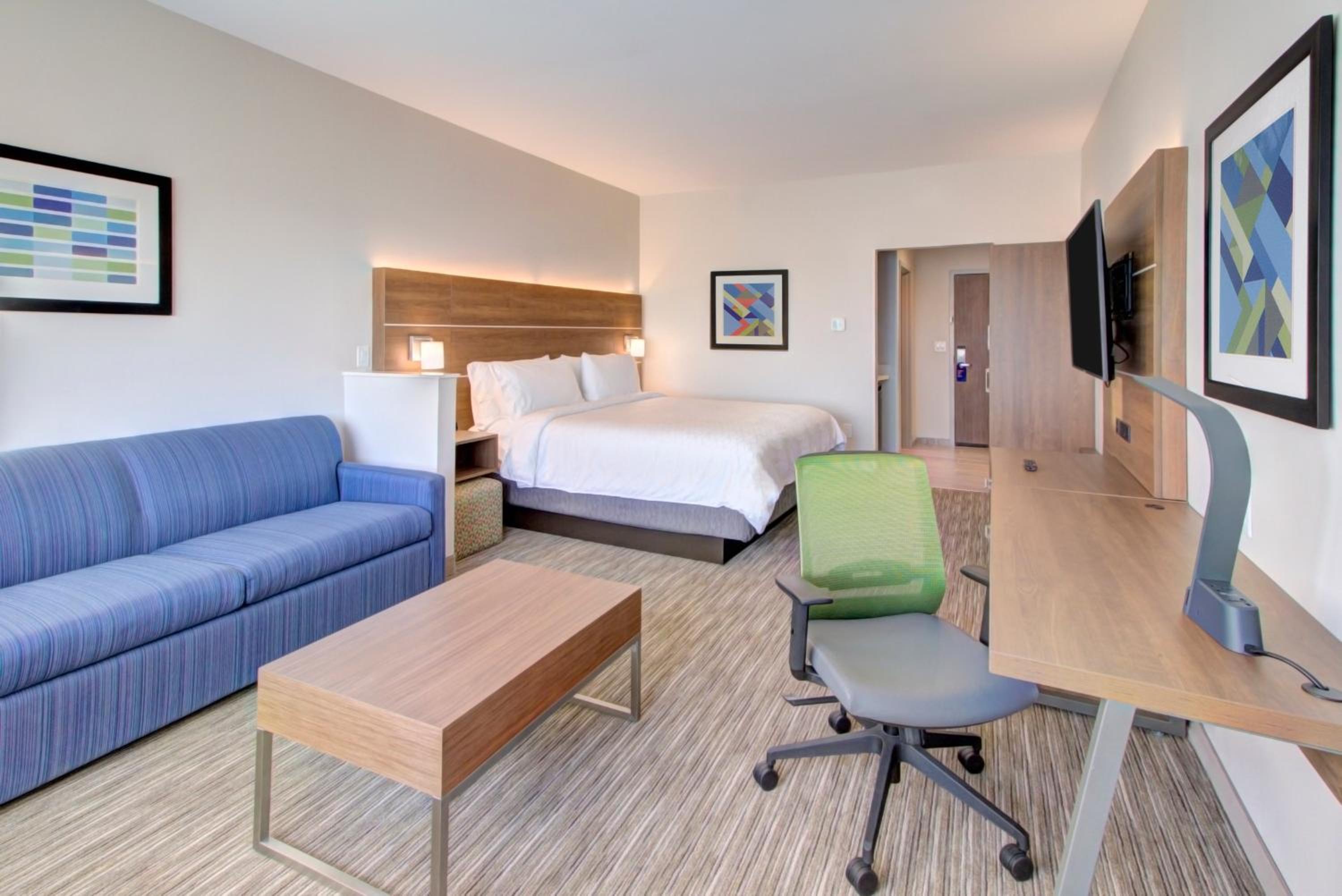 King Suite with Lake View - Photo 3