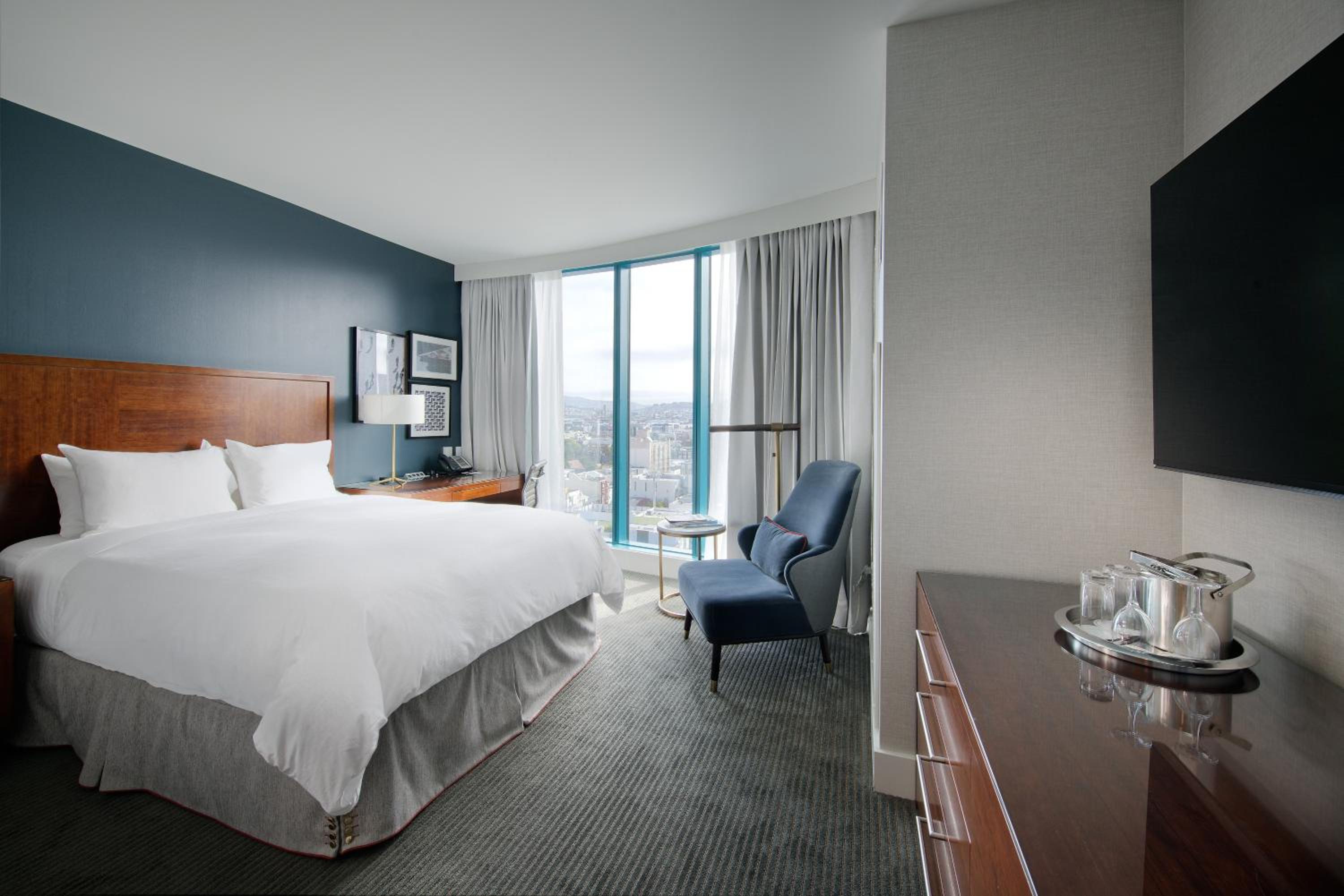 Classic Queen Room with City View - Photo 1