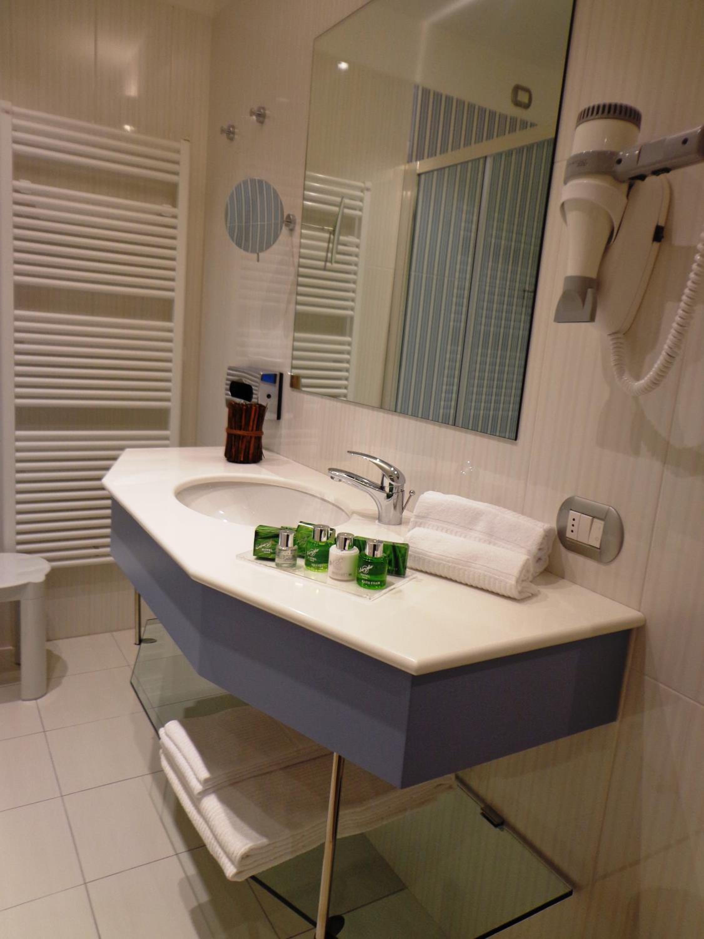 Quadruple Room with Balcony - Photo 7