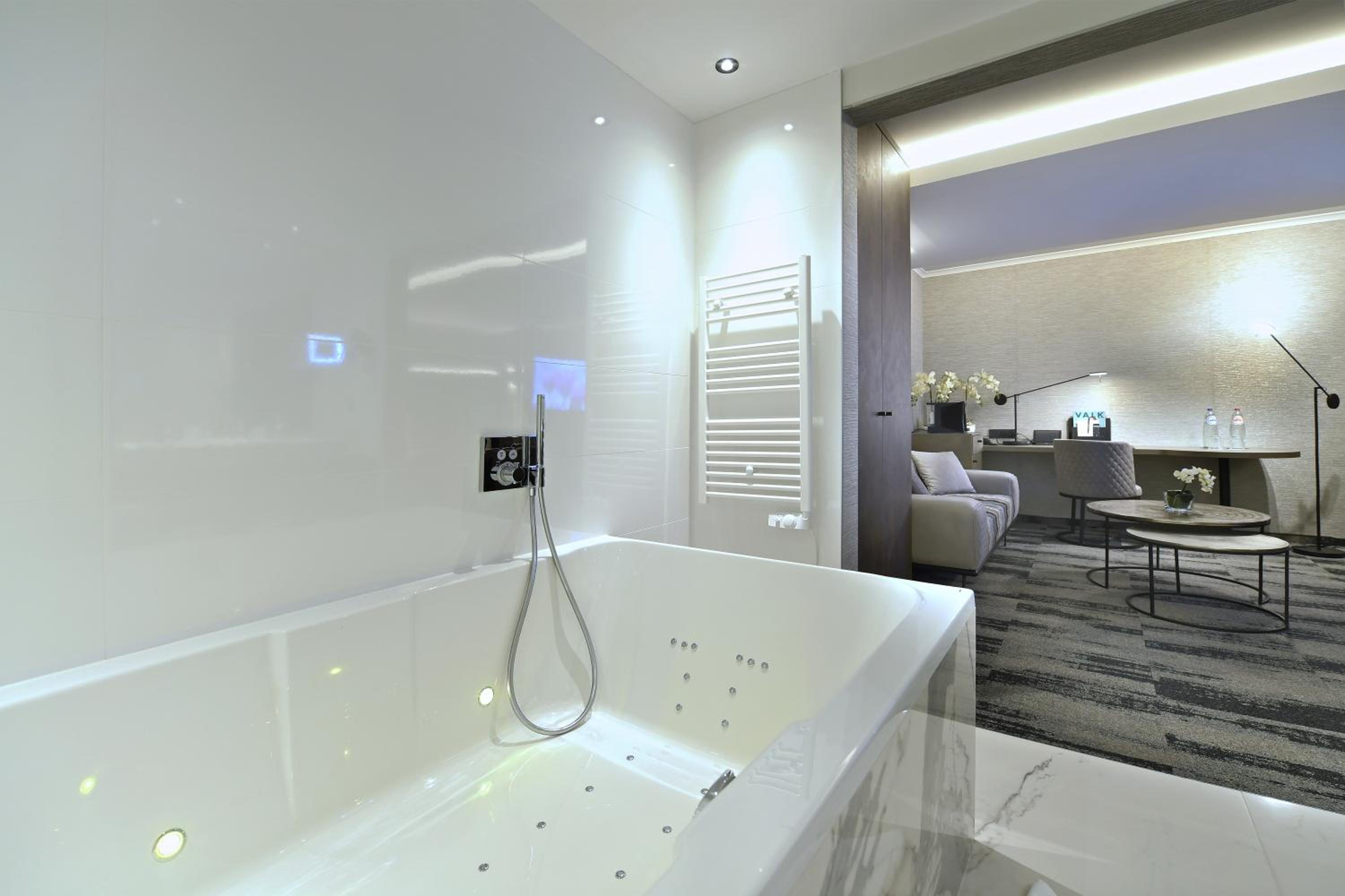 Executive Suite - Photo 6