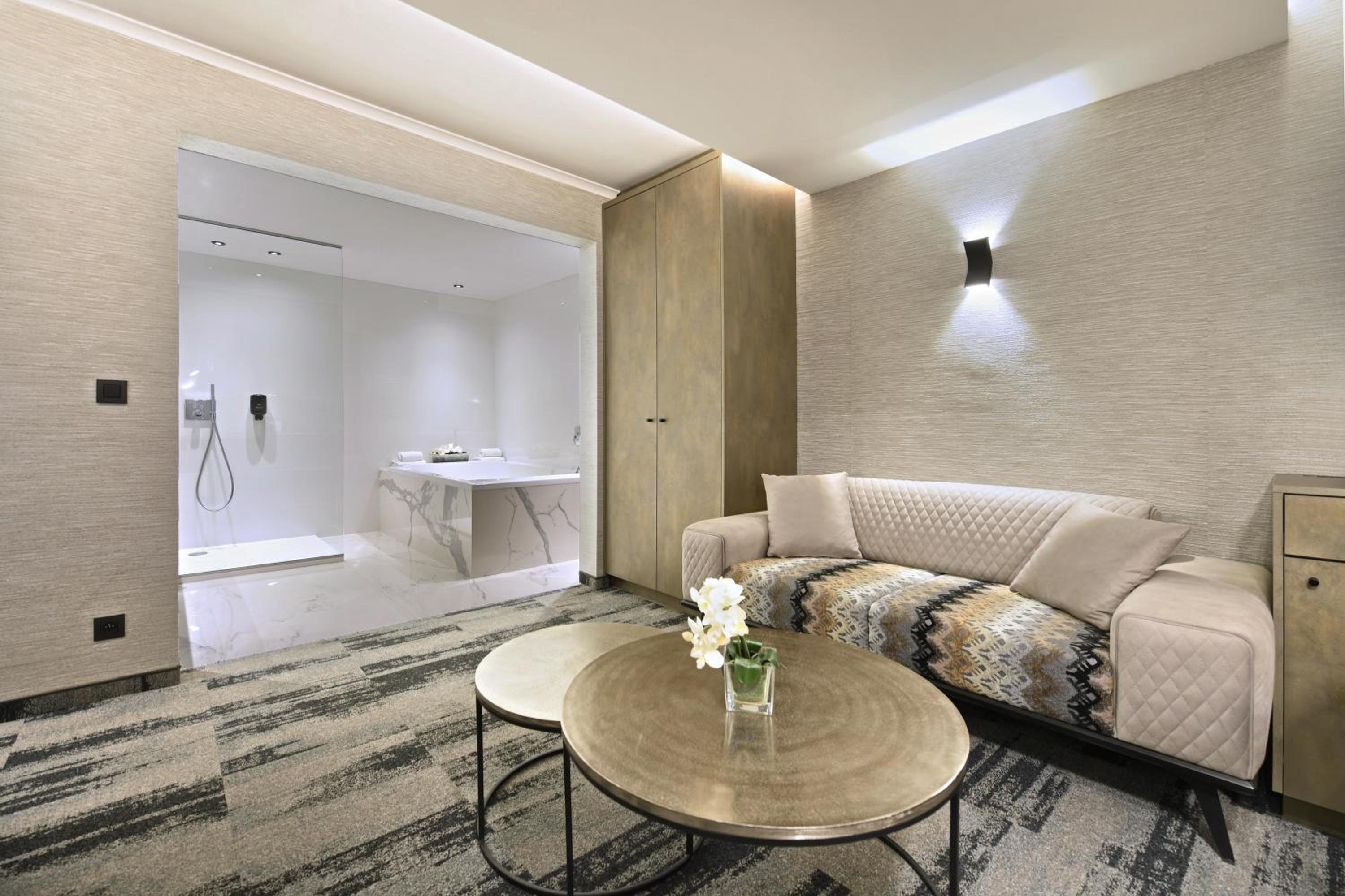 Executive Suite - Photo 4