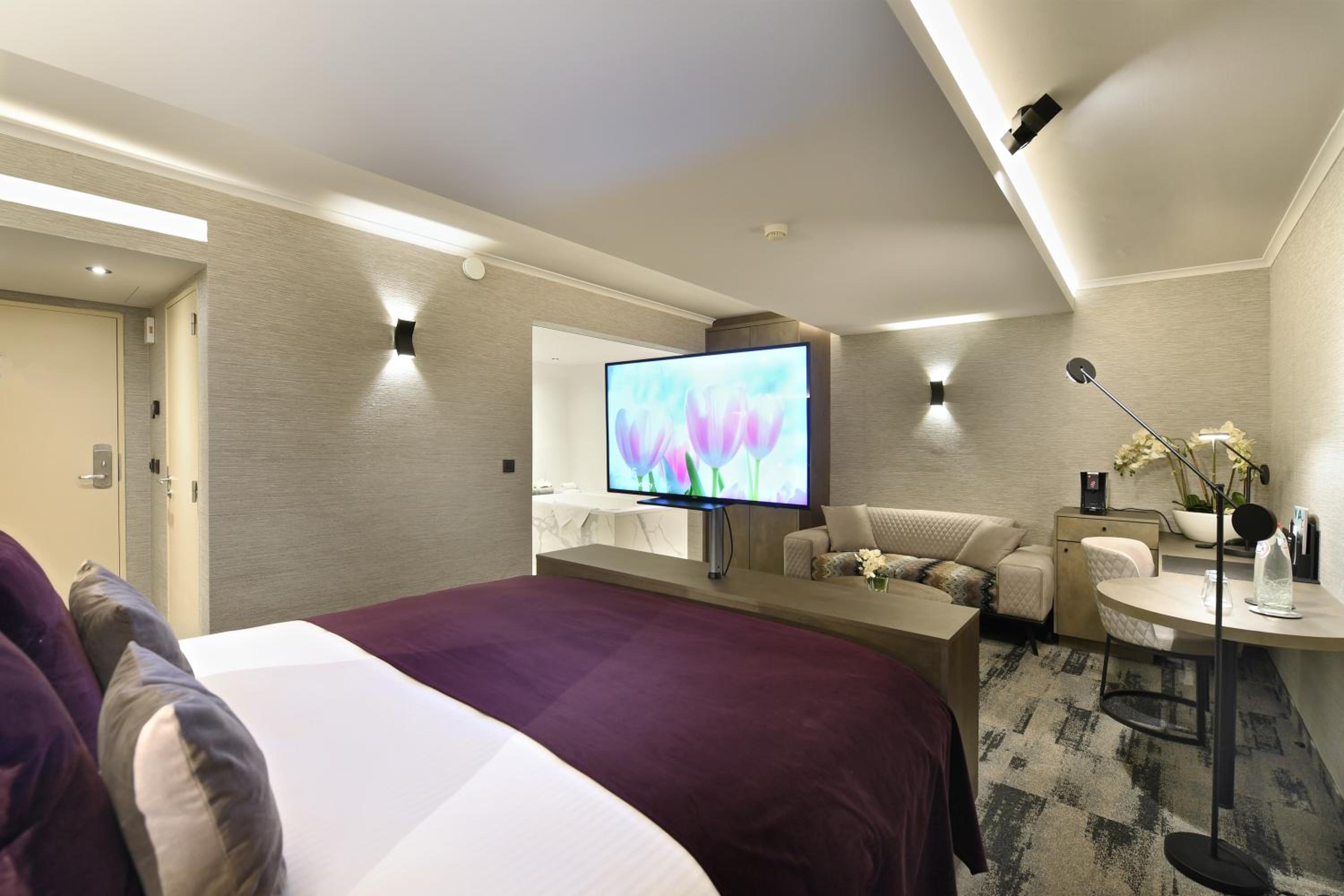 Executive Suite - Photo 1