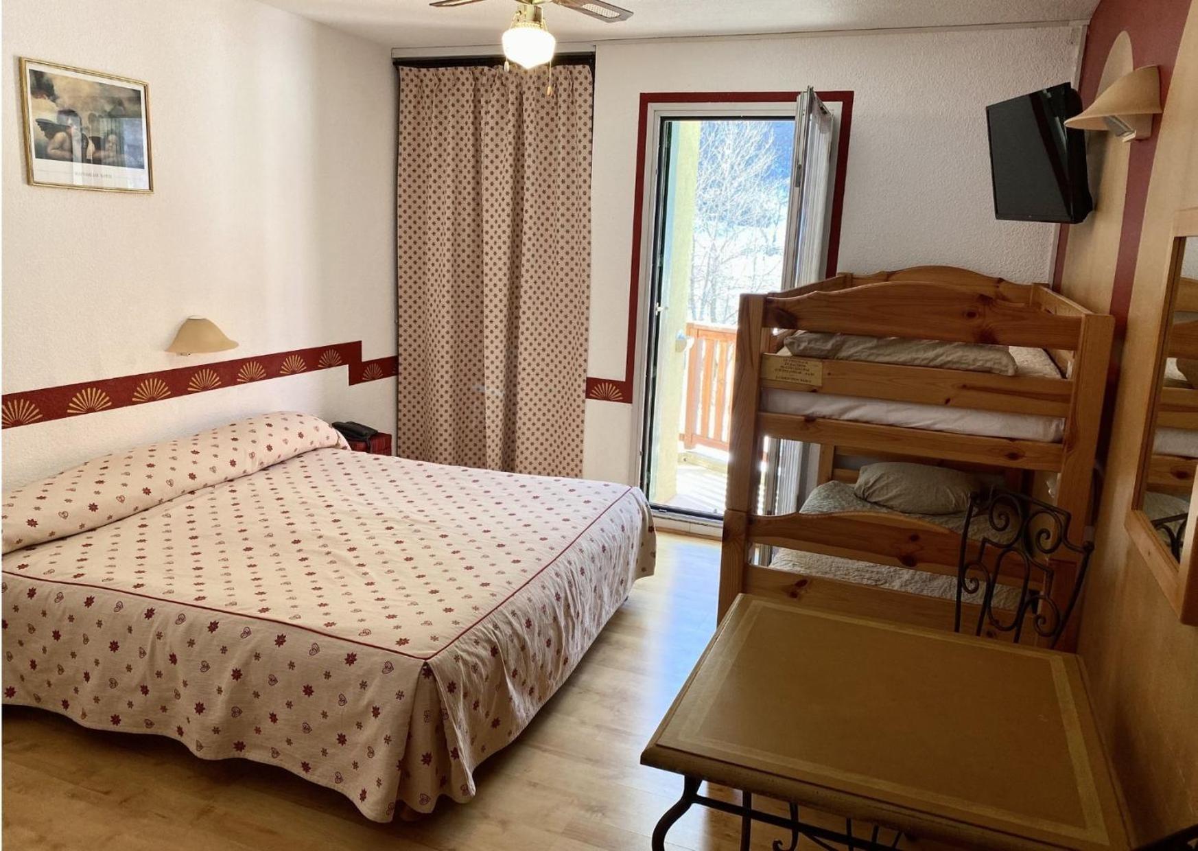 Family Room With Bunk Bed - Lake Side
