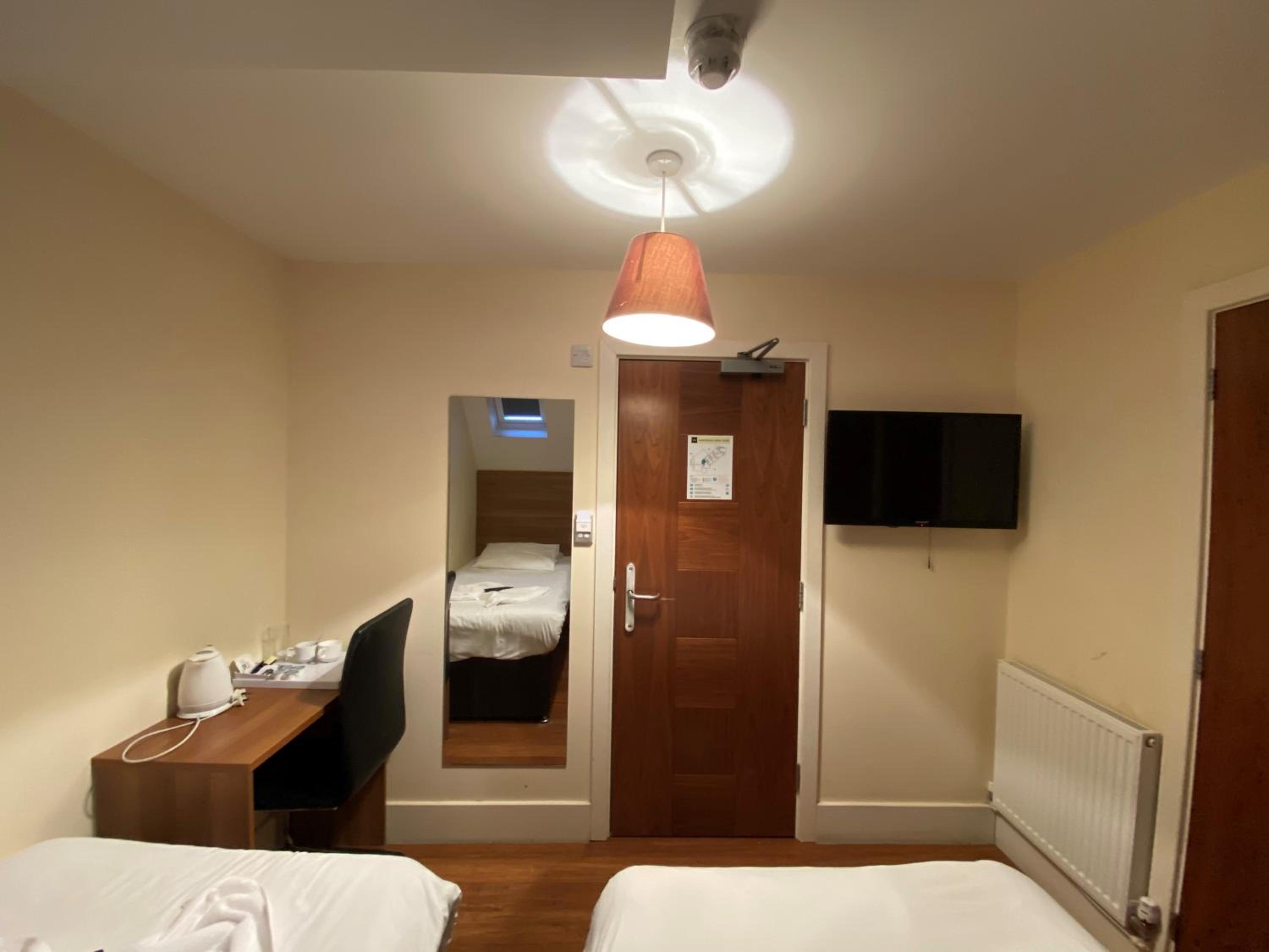 Twin Room - Photo 3