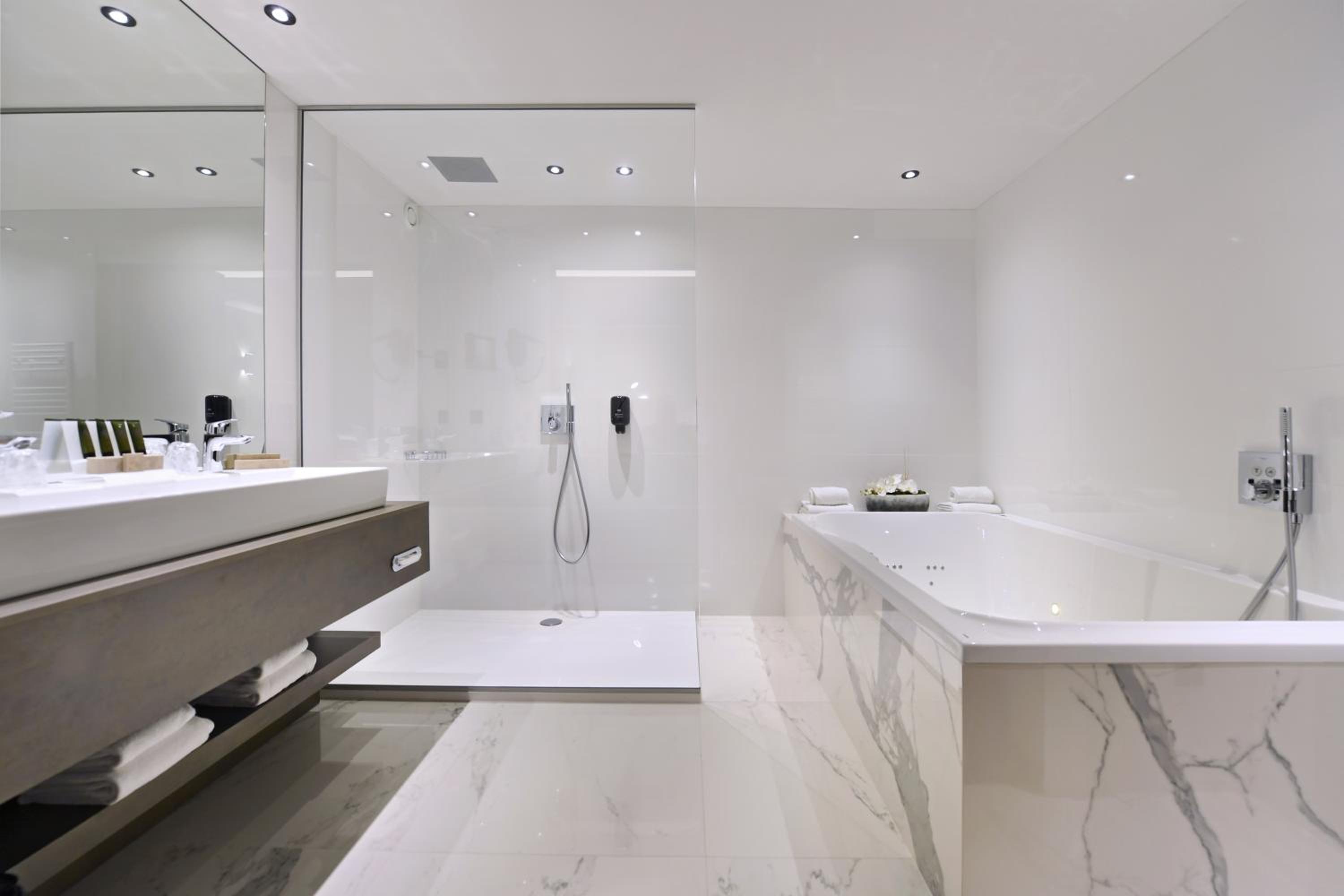 Executive Suite - Photo 7