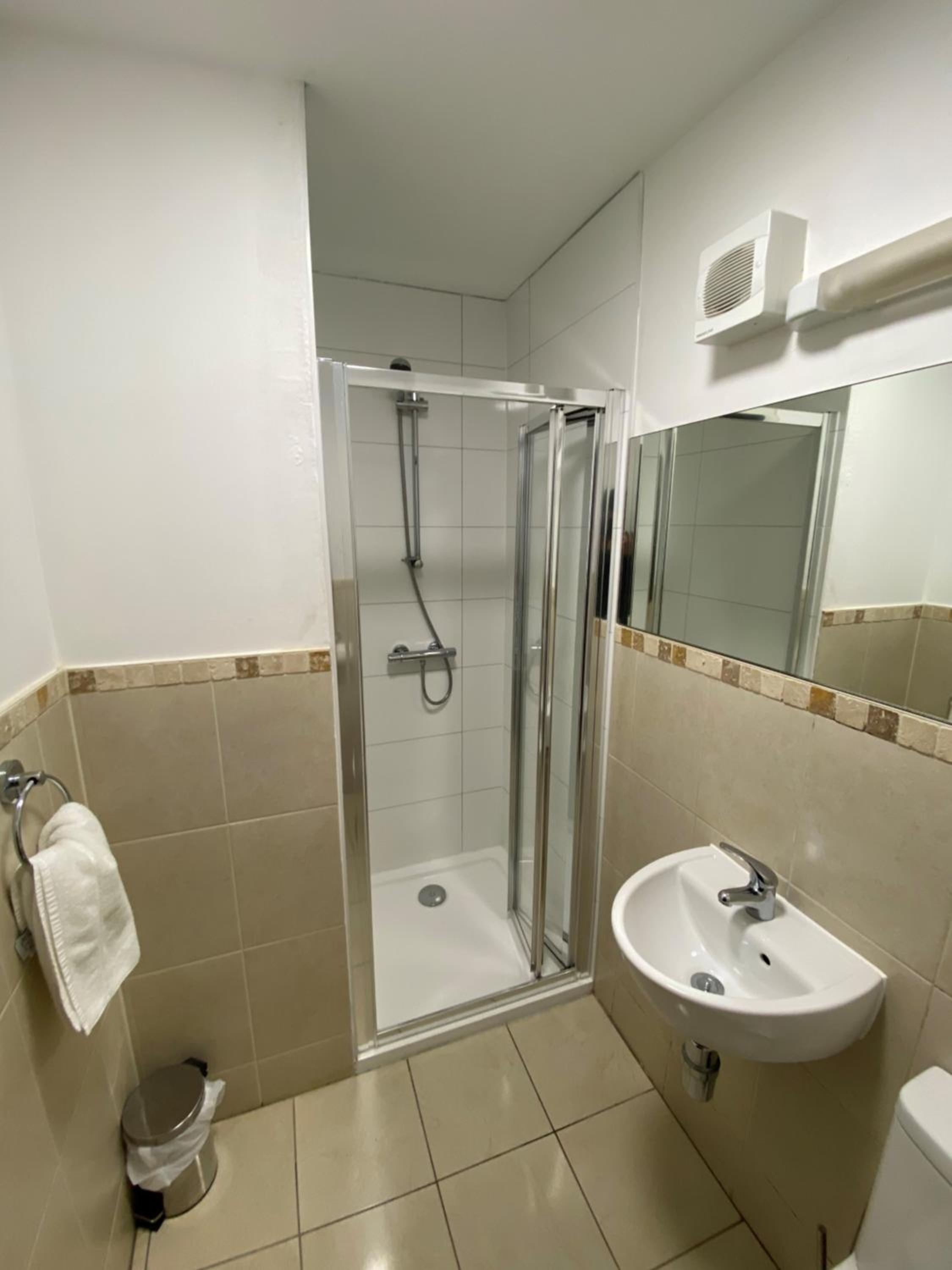 Twin Room - Photo 9