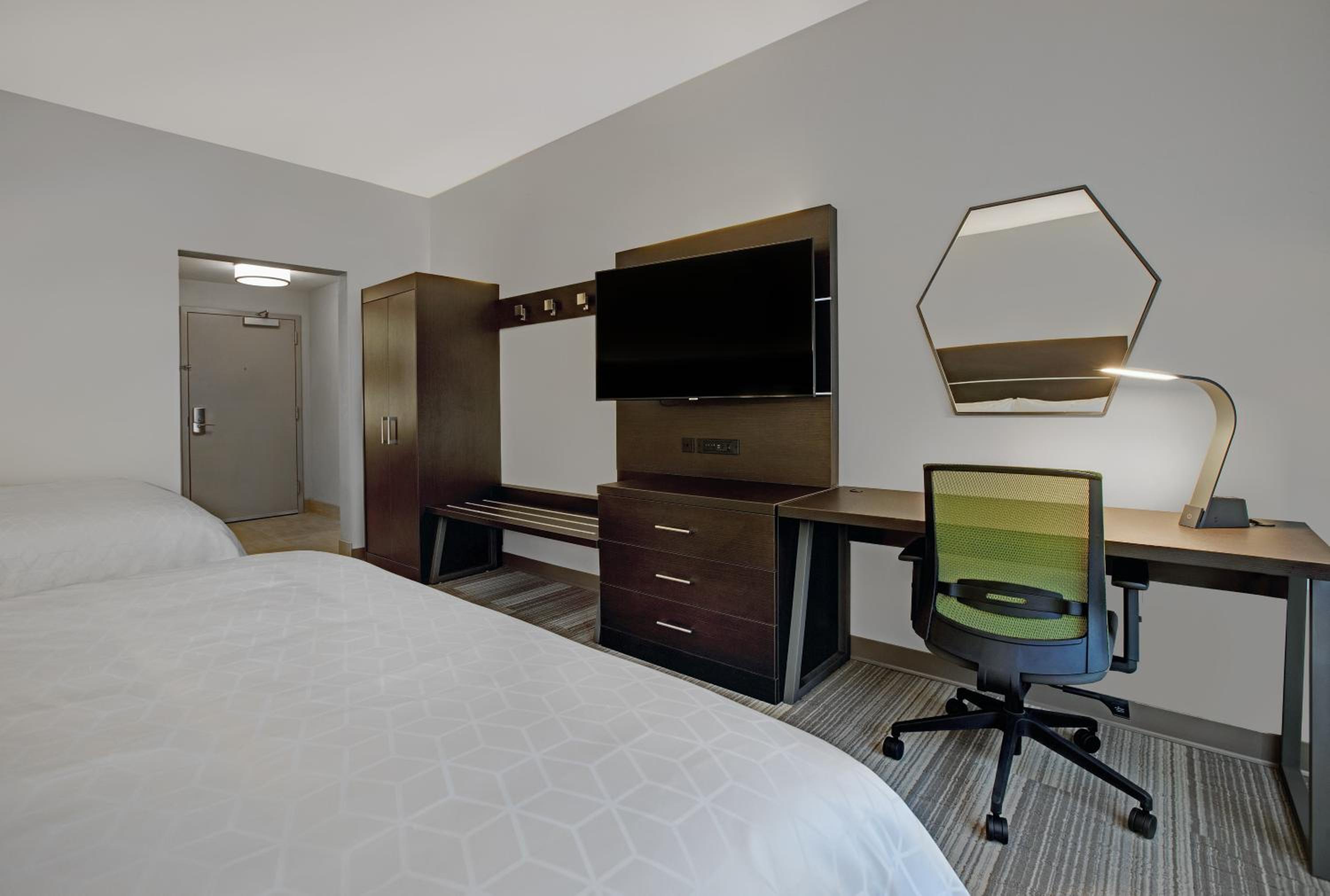 Standard Room with Two Queen Beds - Photo 14