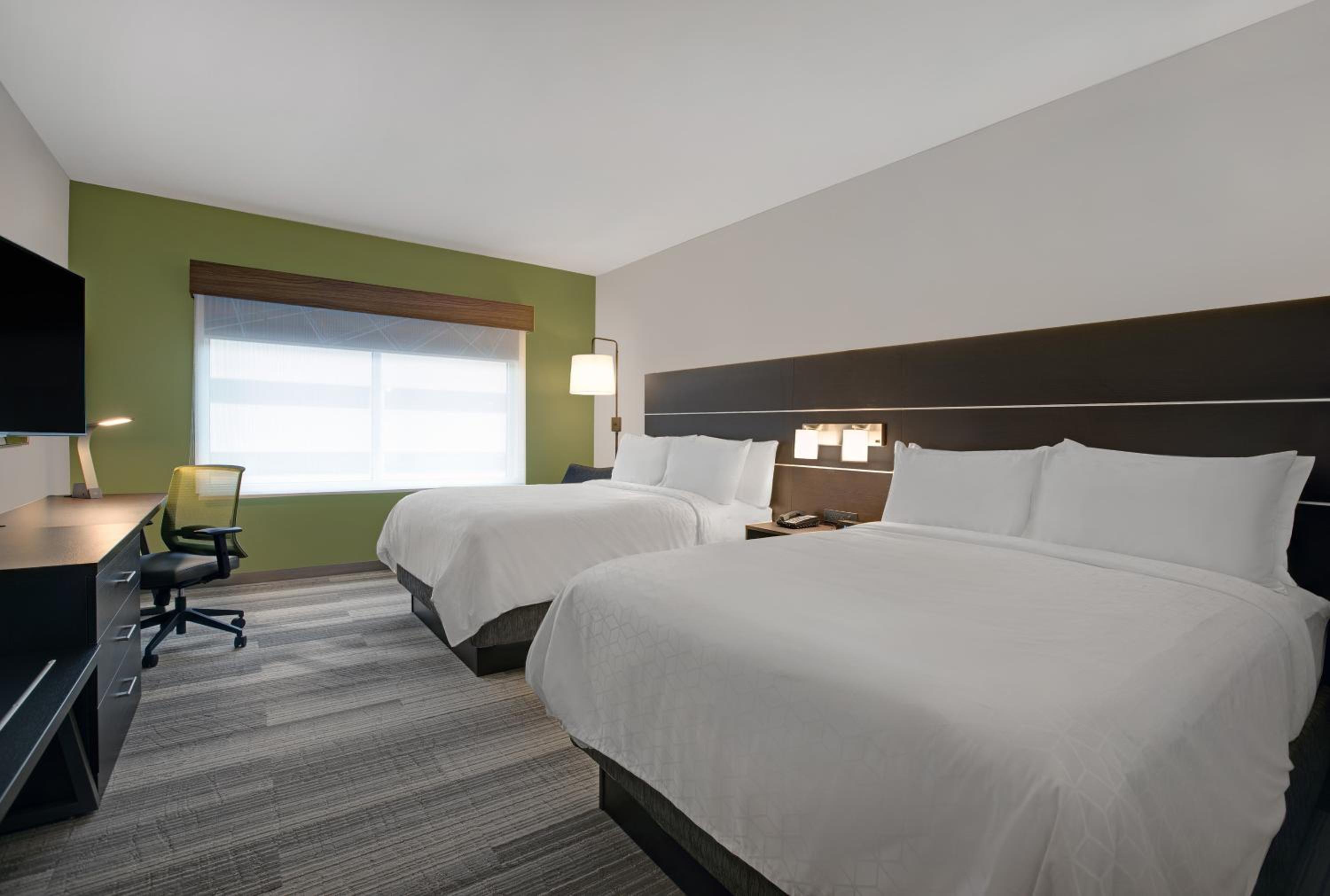 Standard Room with Two Queen Beds - Photo 13