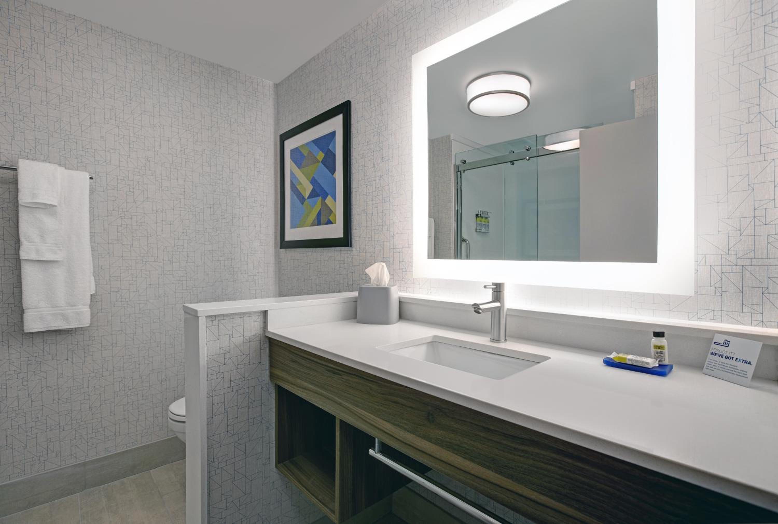 Standard King Room - Photo 9