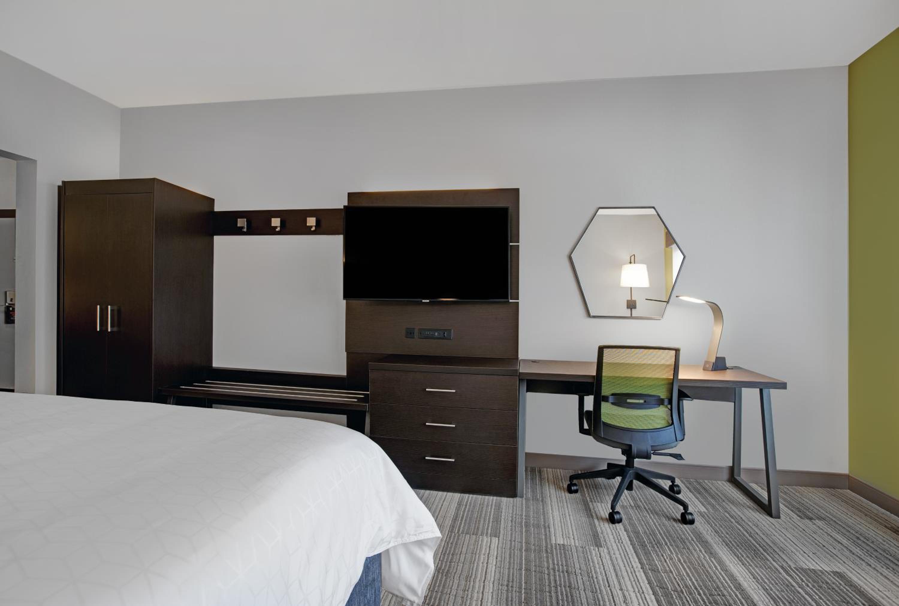 Standard King Room - Photo 10