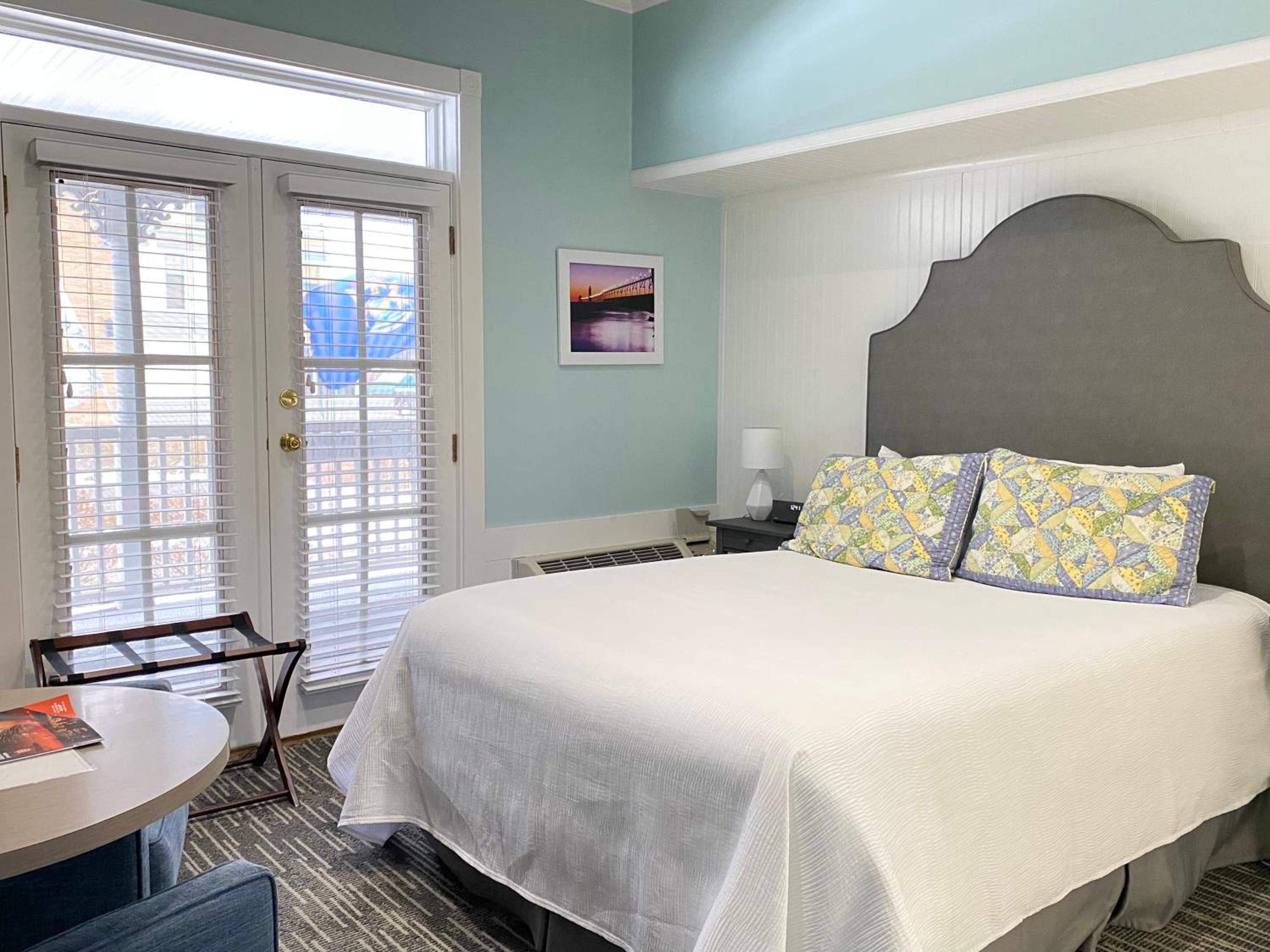 Queen Room photo 1