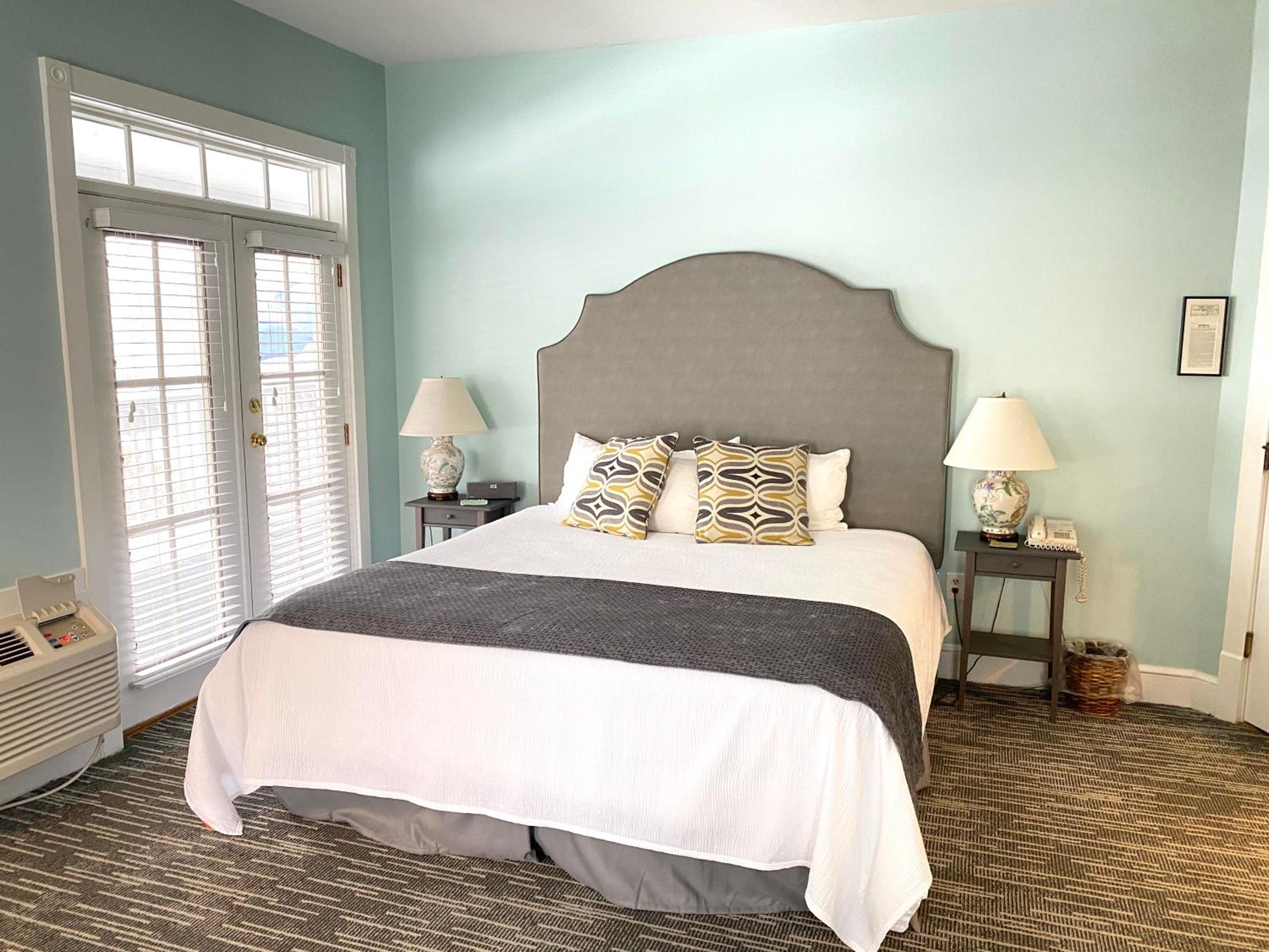 Queen Room photo 2