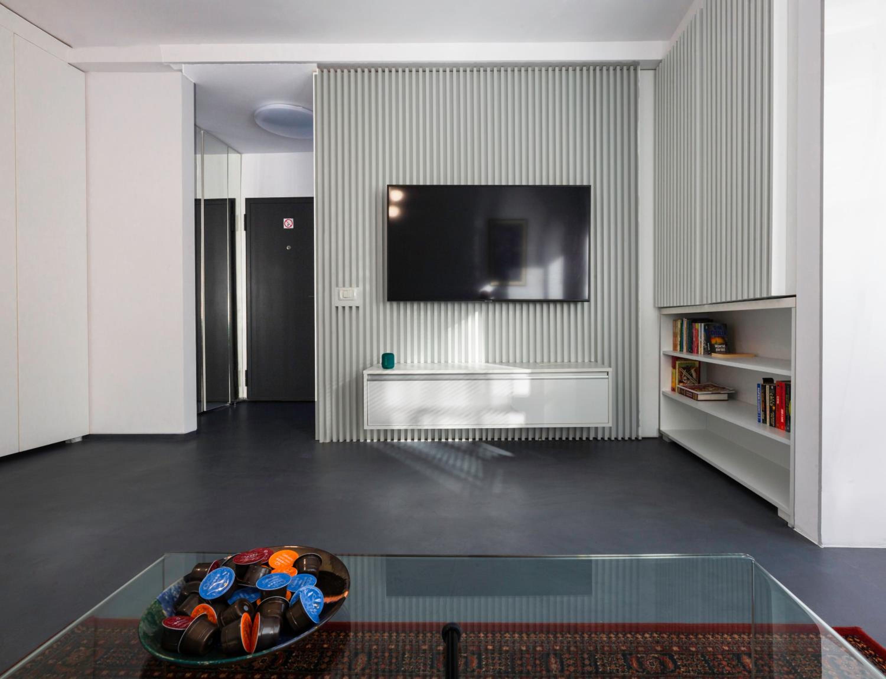 One-Bedroom Apartment - Photo 2