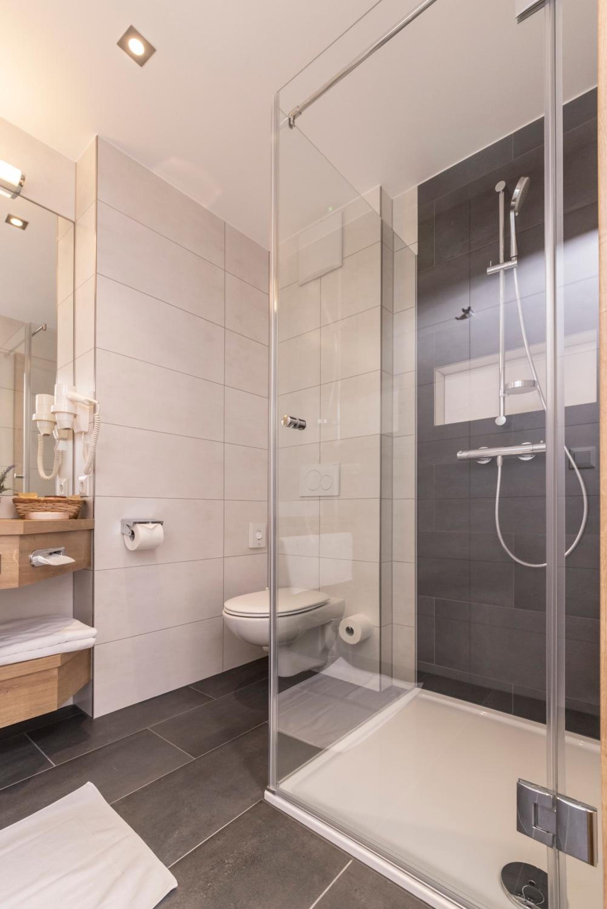 Deluxe Double Room - Photo 9
