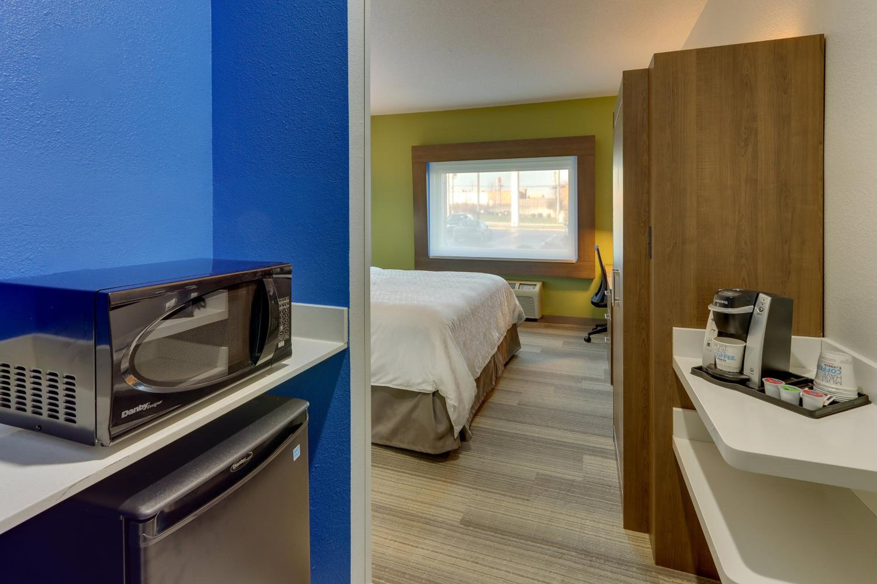 King Room with Roll In Shower - Non-Smoking - Photo 4