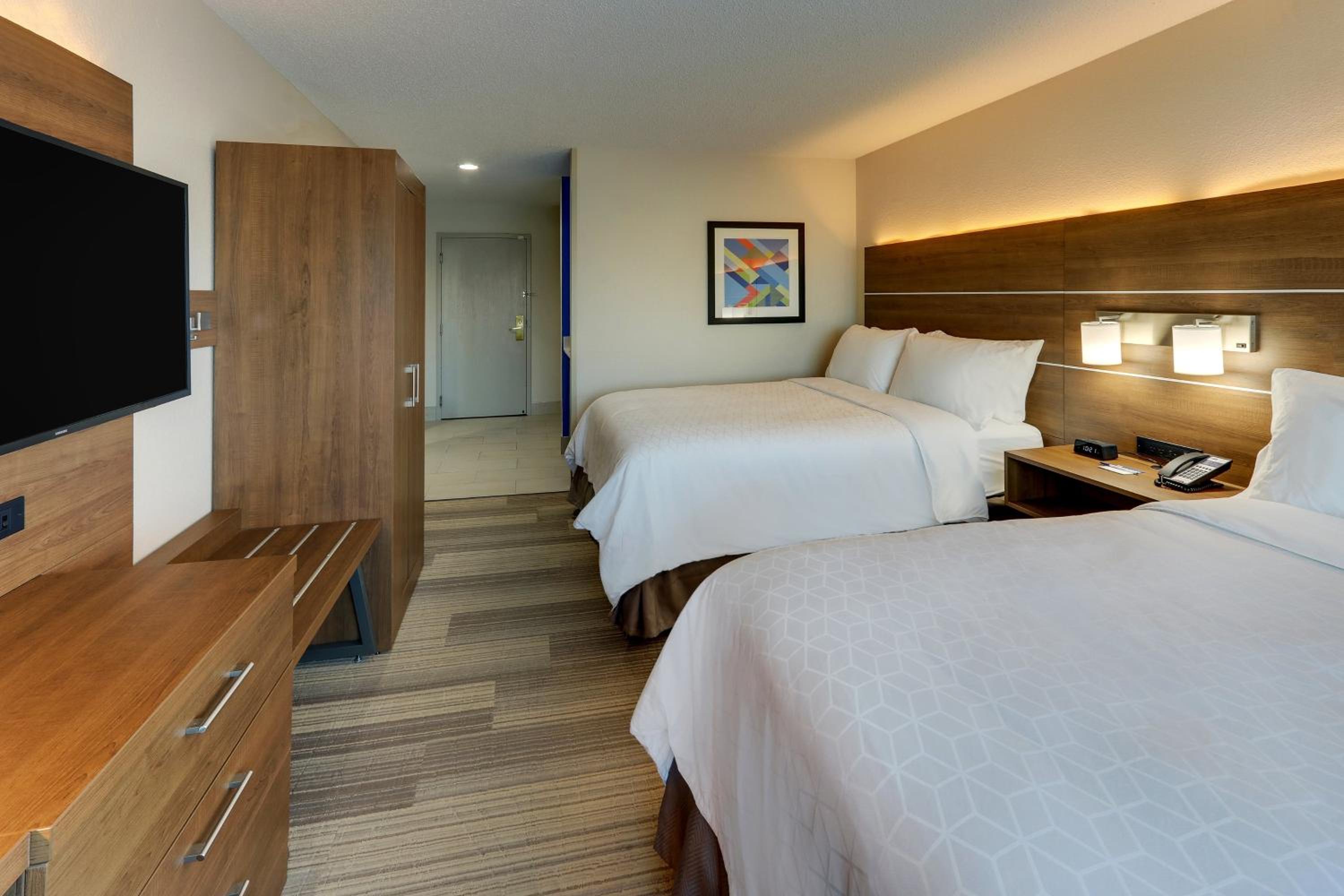 Standard Queen Room with Two Queen Beds and Mobility Accessible Tub - Photo 1
