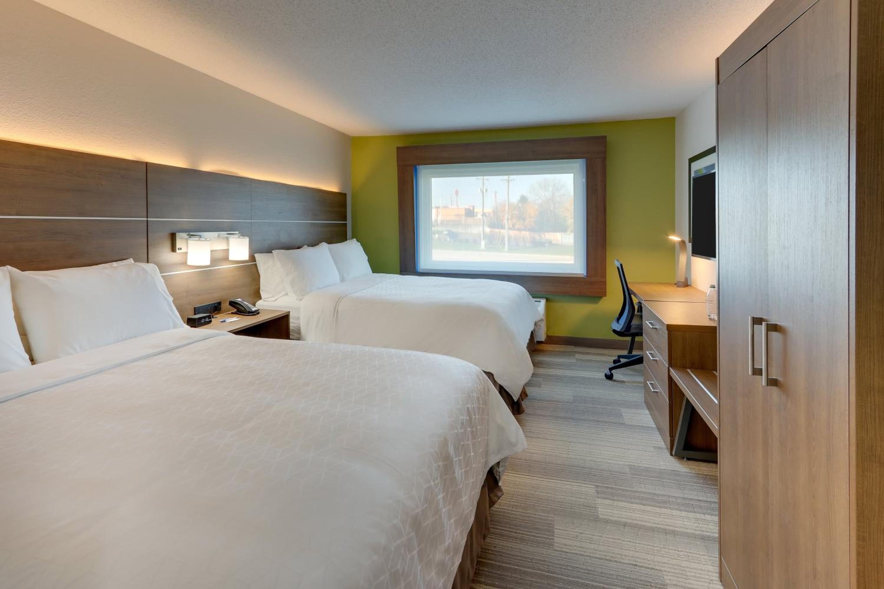 Standard Queen Room with Two Queen Beds and Mobility Accessible Tub - Photo 2