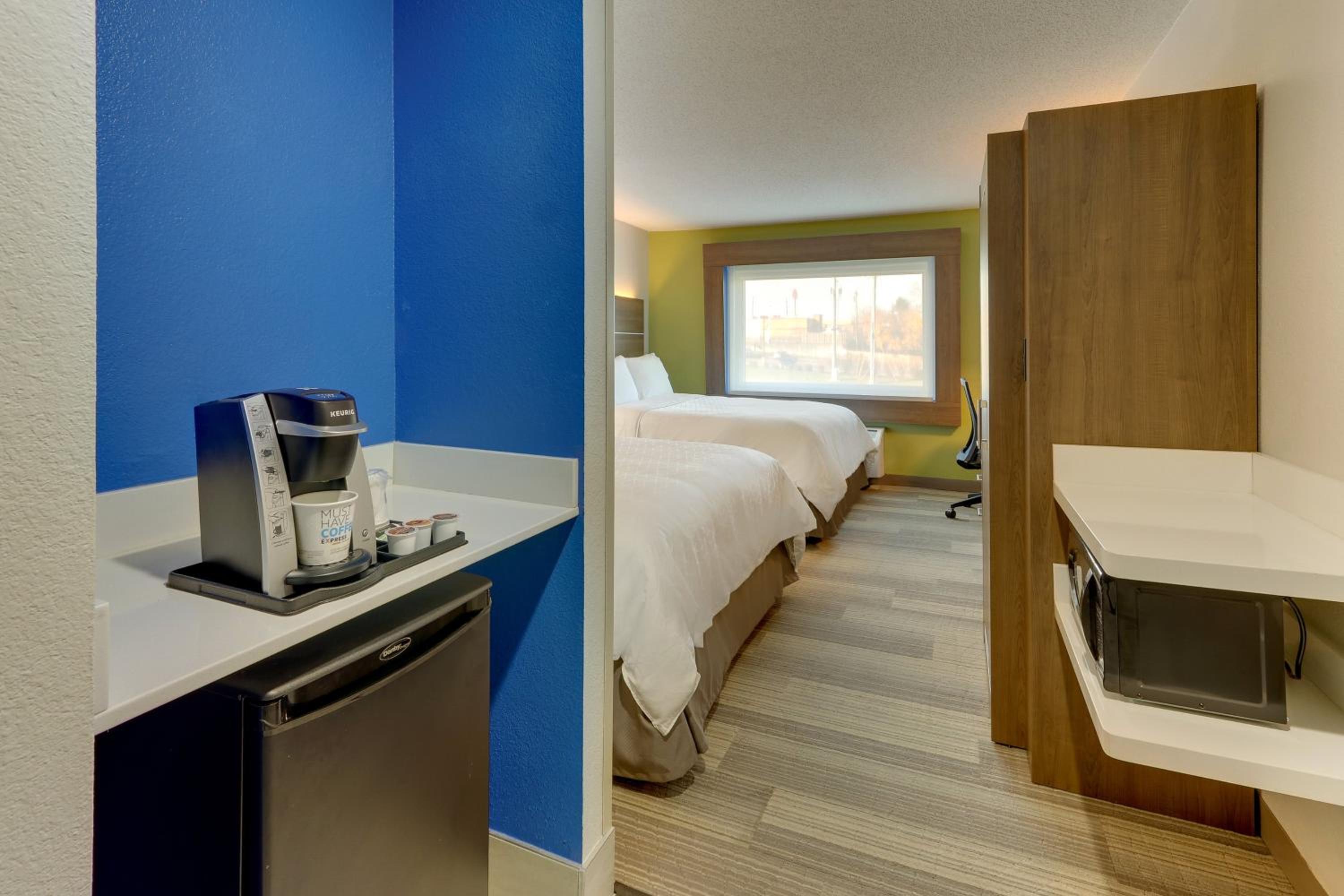 Standard Queen Room with Two Queen Beds and Mobility Accessible Tub - Photo 4