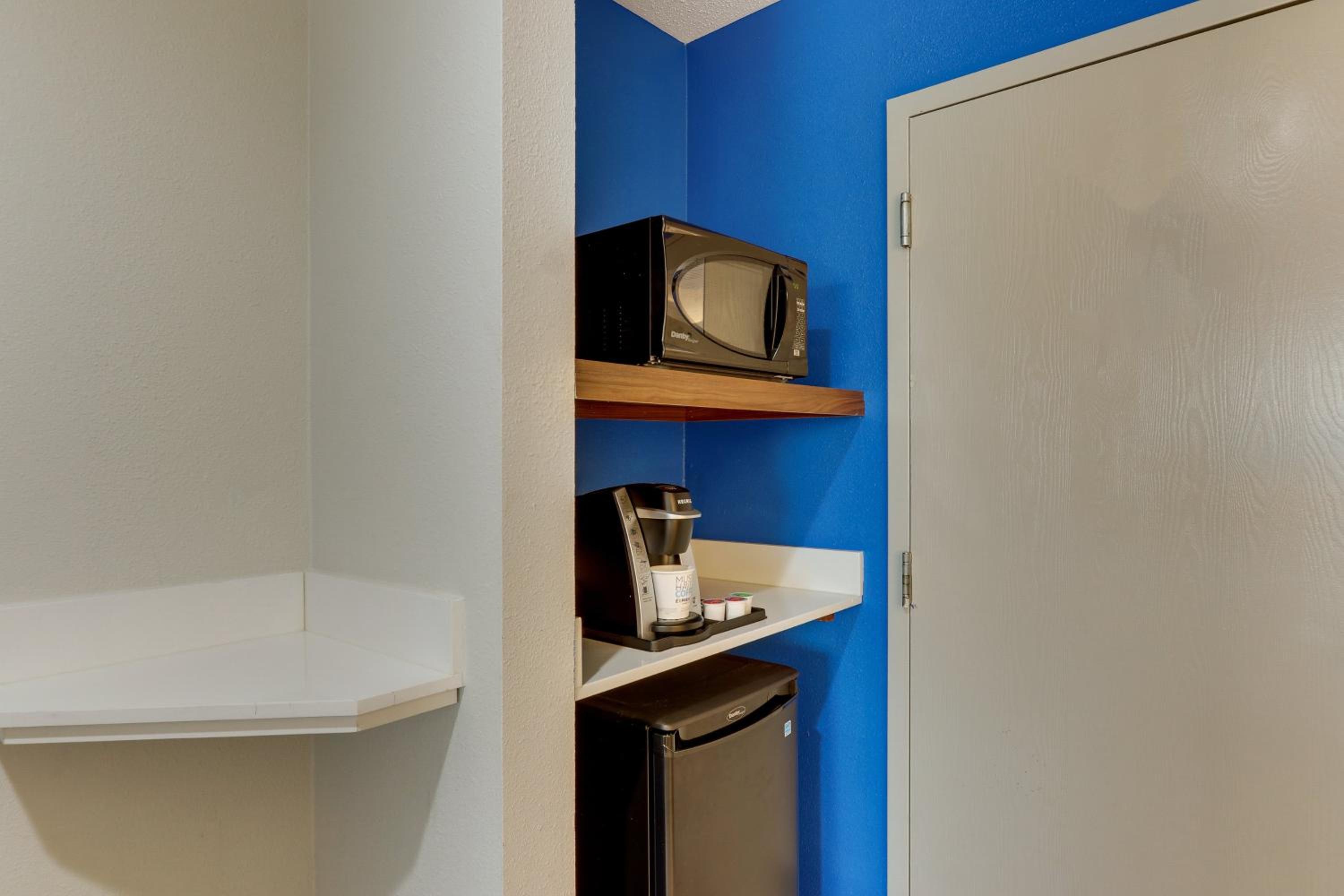 Standard Queen Room with Two Queen Beds - Photo 4