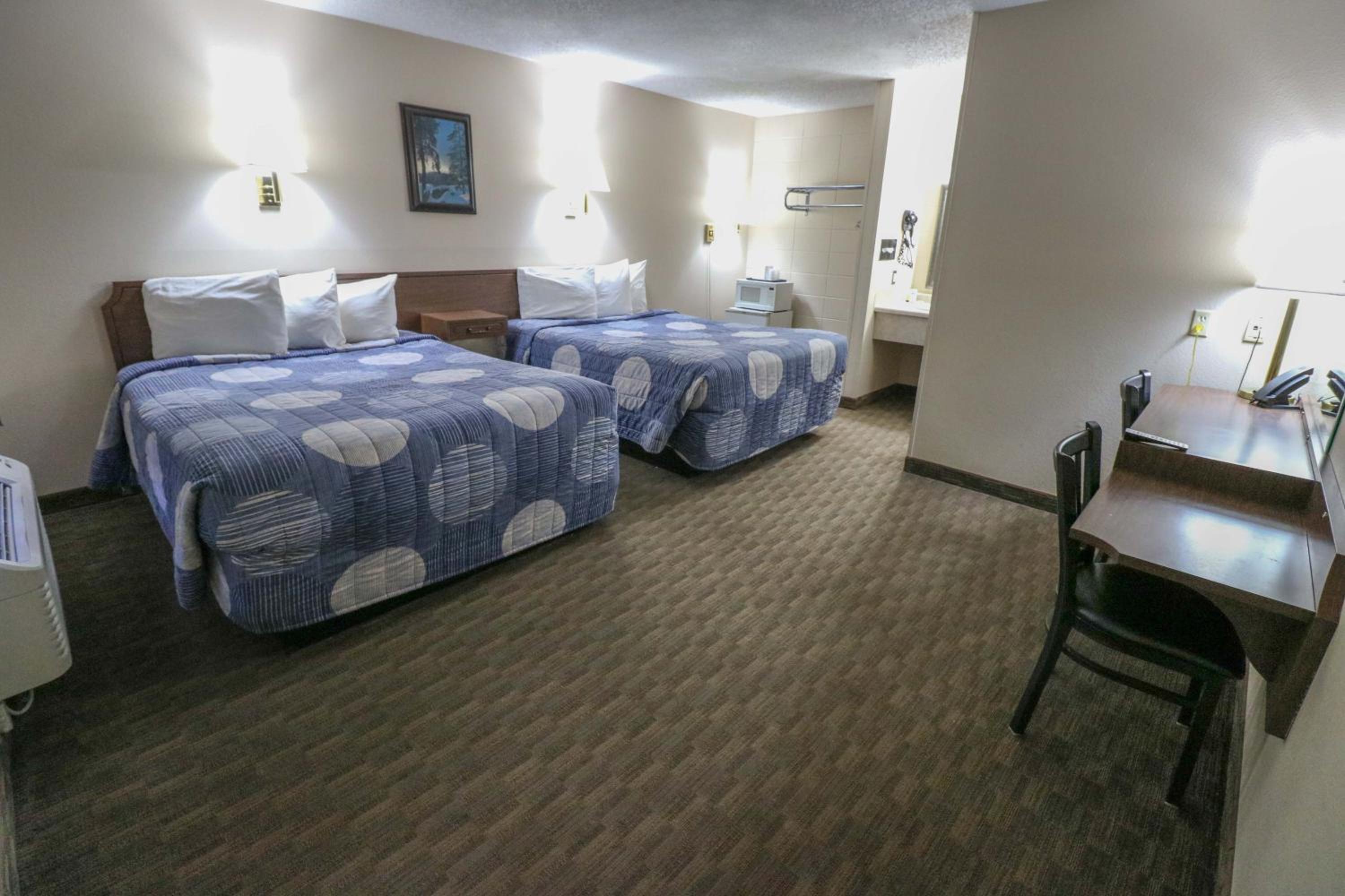 Double Room with Two Queen Beds photo 1