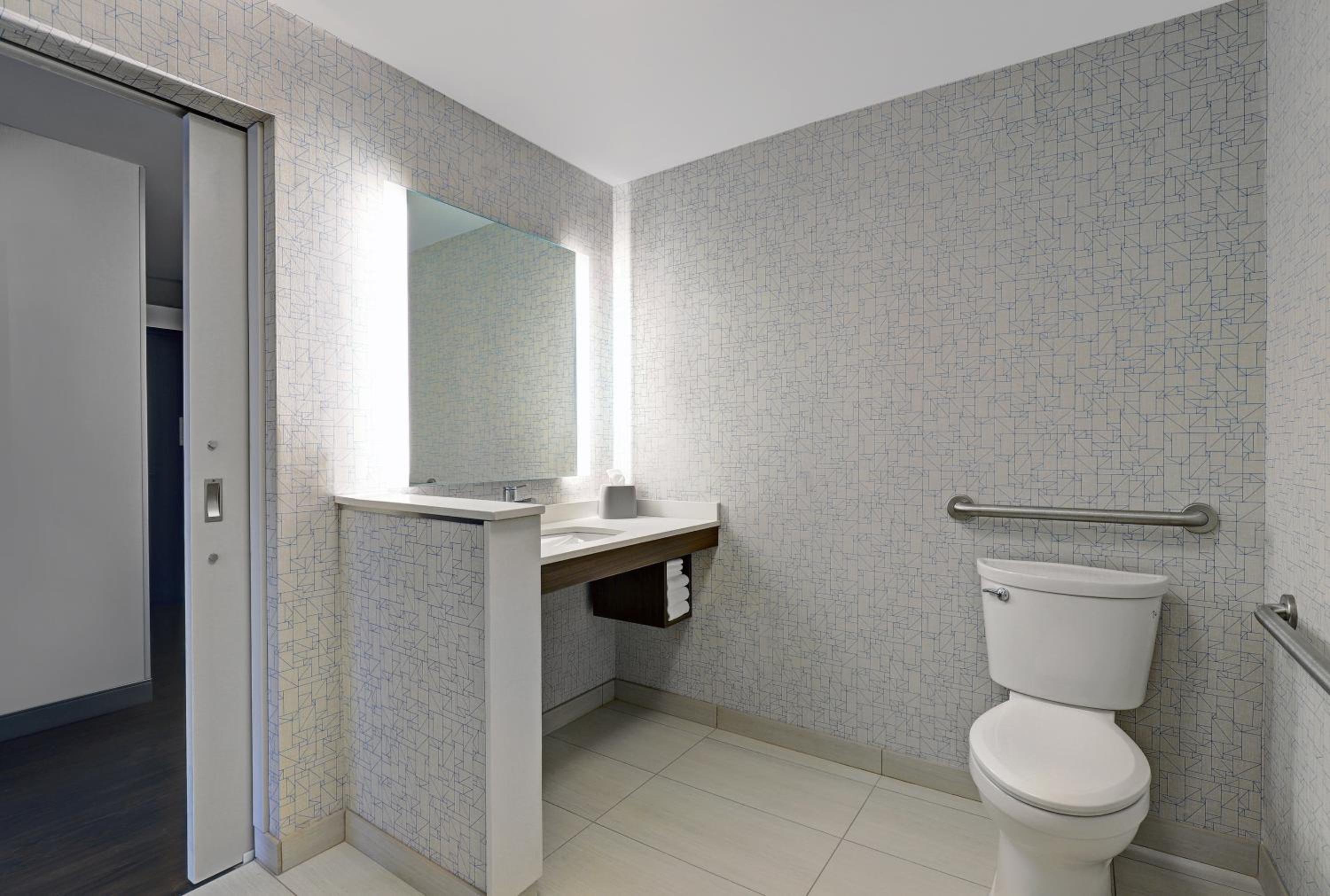 Standard Queen Room with Two Queen Beds and Mobility Accessible Tub - Photo 3