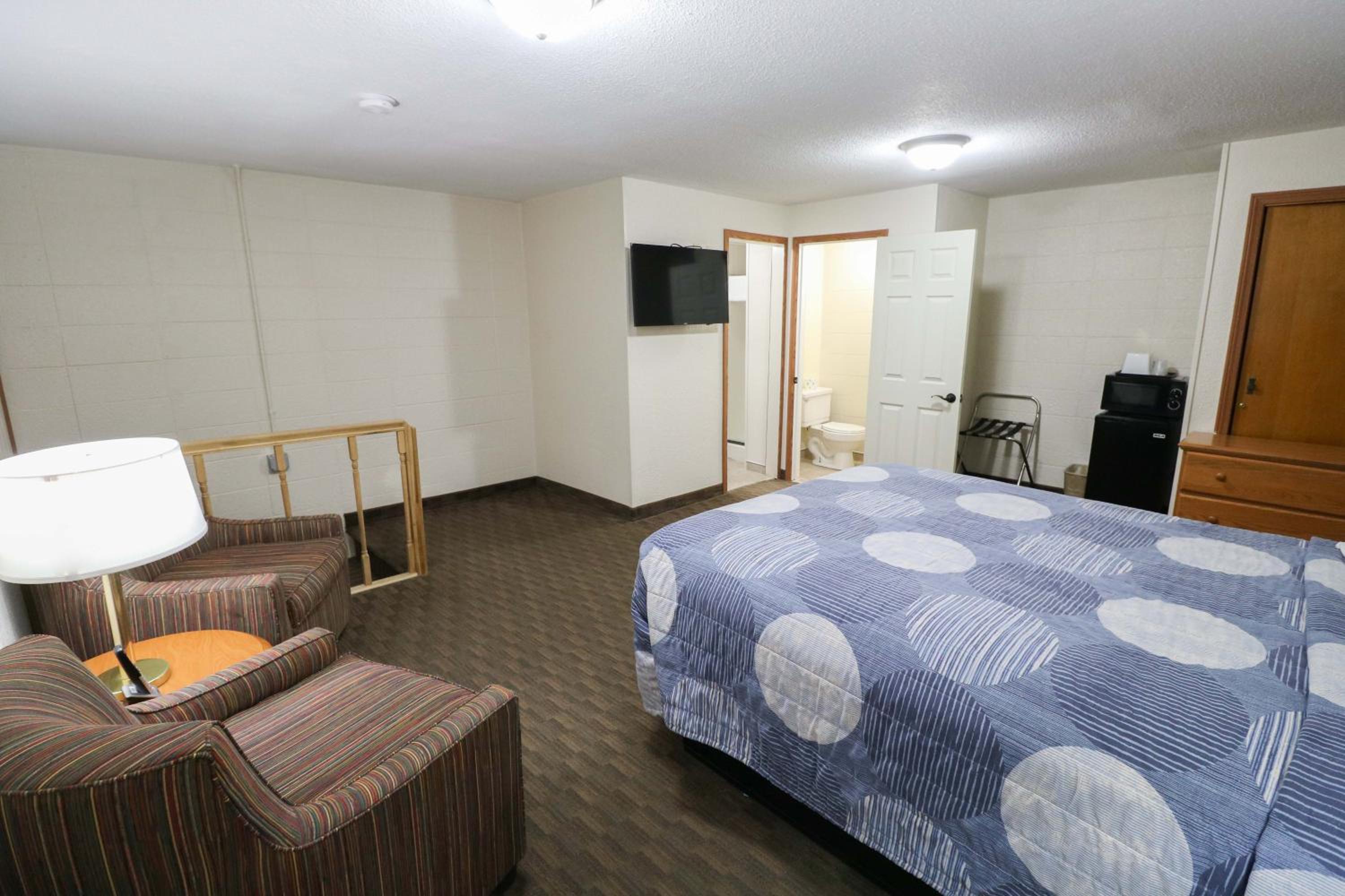 Deluxe Queen Suite photo 2